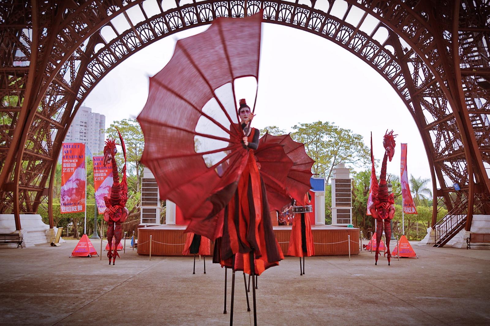 Close-Act Theatre makes street-theatre spectacles for festivals and events. With stilts, mobile objects and beautiful costumes we create an imaginary world for you to enjoy. Le théâtre Close-Act crée des spectacles de théâtre de rue pour les festivals et les événements. Avec des échasses, des objets mobiles et de beaux costumes, nous créons un monde imaginaire dont vous pourrez profiter. Close-Act Theatre hace espectáculos de teatro callejero para festivales y eventos. Con zancos, objetos móviles y hermosos trajes, creamos un mundo imaginario para que disfrutes.
