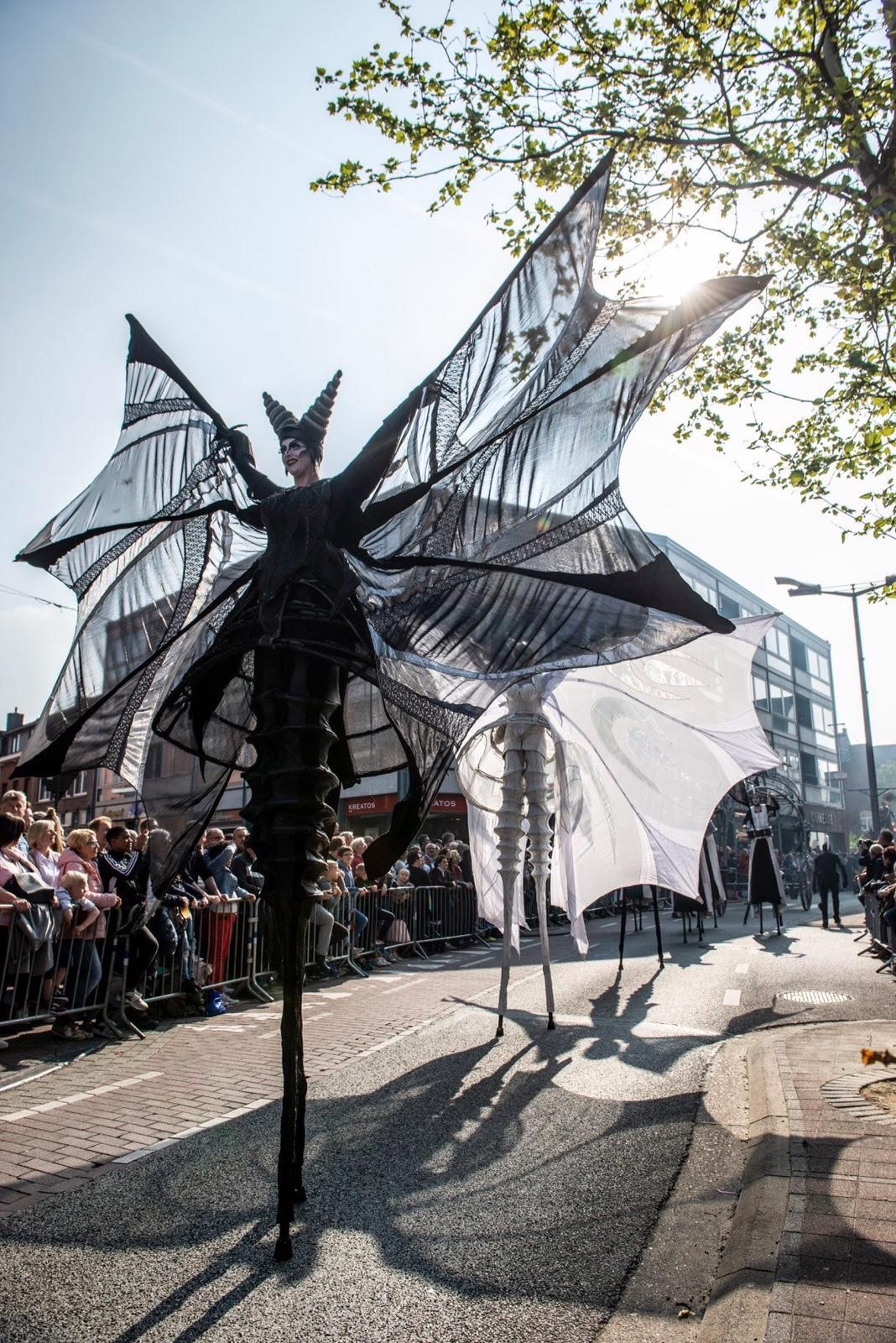 Close-Act Theatre makes street-theatre spectacles for festivals and events. With stilts, mobile objects and beautiful costumes we create an imaginary world for you to enjoy. Le théâtre Close-Act crée des spectacles de théâtre de rue pour les festivals et les événements. Avec des échasses, des objets mobiles et de beaux costumes, nous créons un monde imaginaire dont vous pourrez profiter. Close-Act Theatre hace espectáculos de teatro callejero para festivales y eventos. Con zancos, objetos móviles y hermosos trajes, creamos un mundo imaginario para que disfrutes.