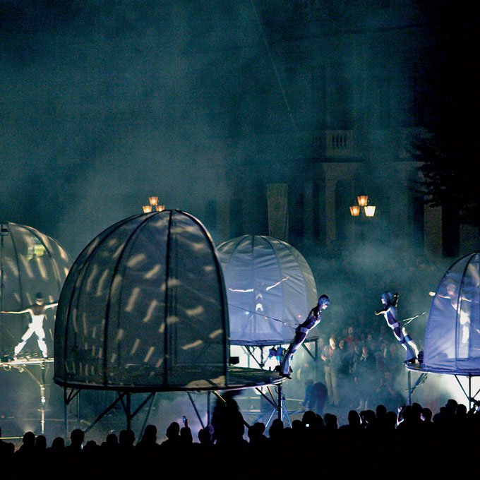 Close-Act Theatre makes street-theatre spectacles for festivals and events. With stilts, mobile objects and beautiful costumes we create an imaginary world for you to enjoy. Le théâtre Close-Act crée des spectacles de théâtre de rue pour les festivals et les événements. Avec des échasses, des objets mobiles et de beaux costumes, nous créons un monde imaginaire dont vous pourrez profiter. Close-Act Theatre hace espectáculos de teatro callejero para festivales y eventos. Con zancos, objetos móviles y hermosos trajes, creamos un mundo imaginario para que disfrutes.