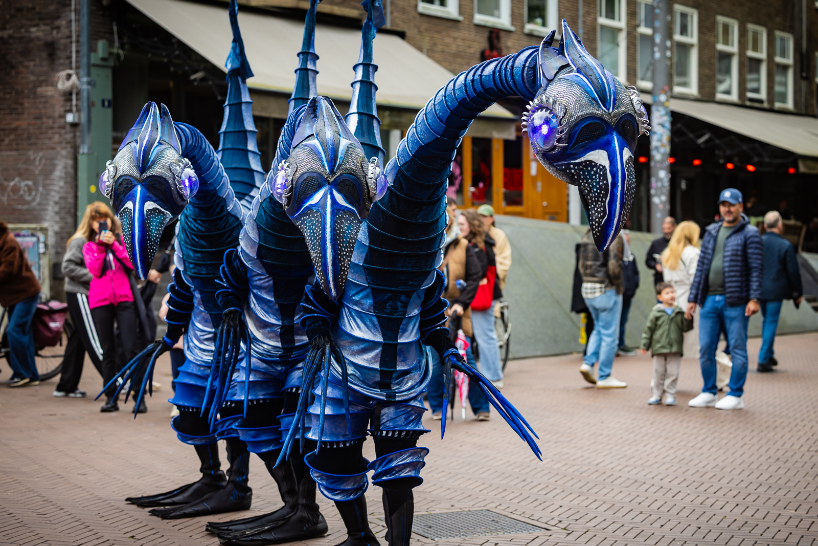 Close-Act Theatre makes street-theatre spectacles for festivals and events. With stilts, mobile objects and beautiful costumes we create an imaginary world for you to enjoy. Le théâtre Close-Act crée des spectacles de théâtre de rue pour les festivals et les événements. Avec des échasses, des objets mobiles et de beaux costumes, nous créons un monde imaginaire dont vous pourrez profiter. Close-Act Theatre hace espectáculos de teatro callejero para festivales y eventos. Con zancos, objetos móviles y hermosos trajes, creamos un mundo imaginario para que disfrutes.