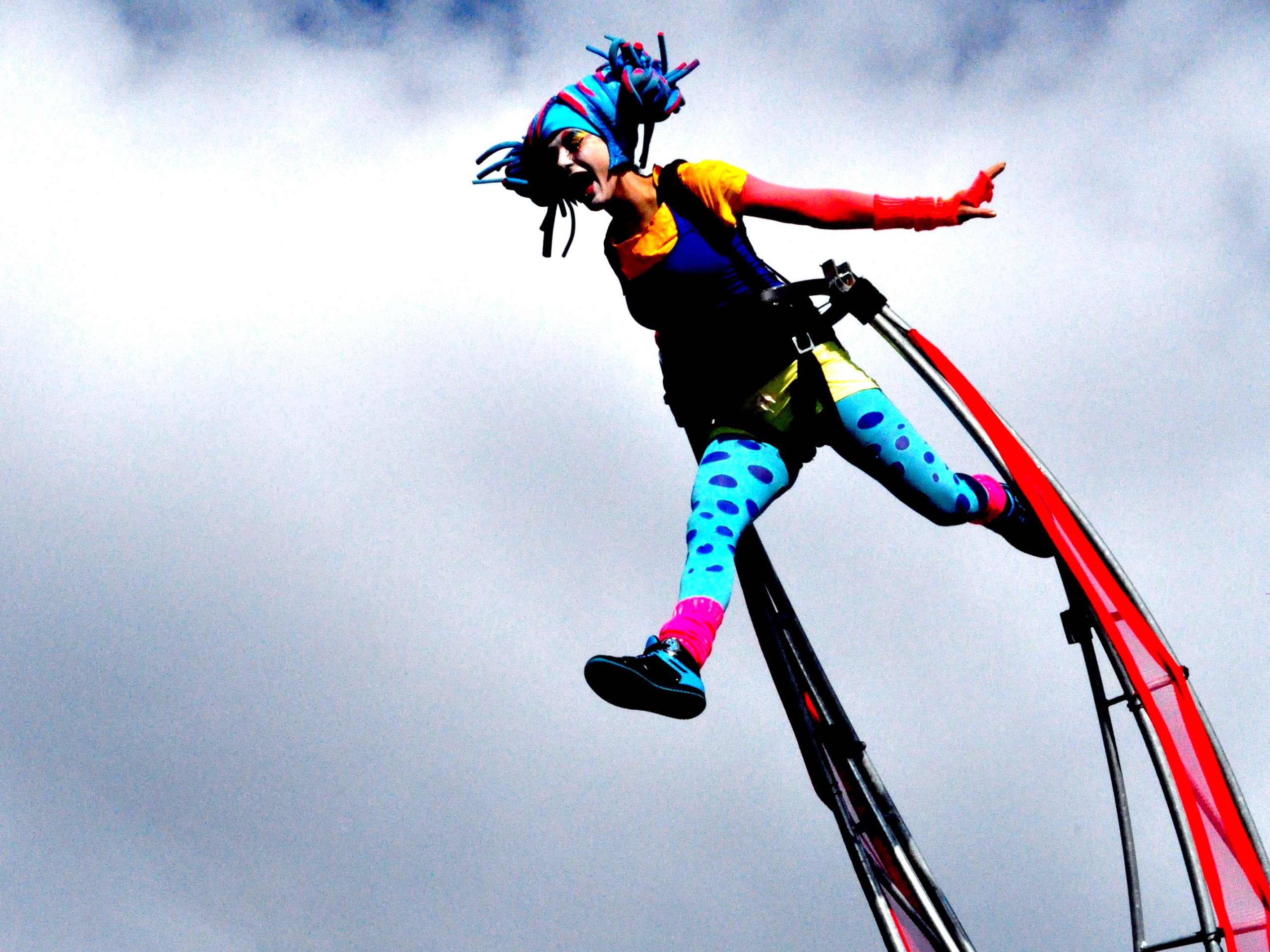 Close-Act Theatre makes street-theatre spectacles for festivals and events. With stilts, mobile objects and beautiful costumes we create an imaginary world for you to enjoy. Le théâtre Close-Act crée des spectacles de théâtre de rue pour les festivals et les événements. Avec des échasses, des objets mobiles et de beaux costumes, nous créons un monde imaginaire dont vous pourrez profiter. Close-Act Theatre hace espectáculos de teatro callejero para festivales y eventos. Con zancos, objetos móviles y hermosos trajes, creamos un mundo imaginario para que disfrutes.