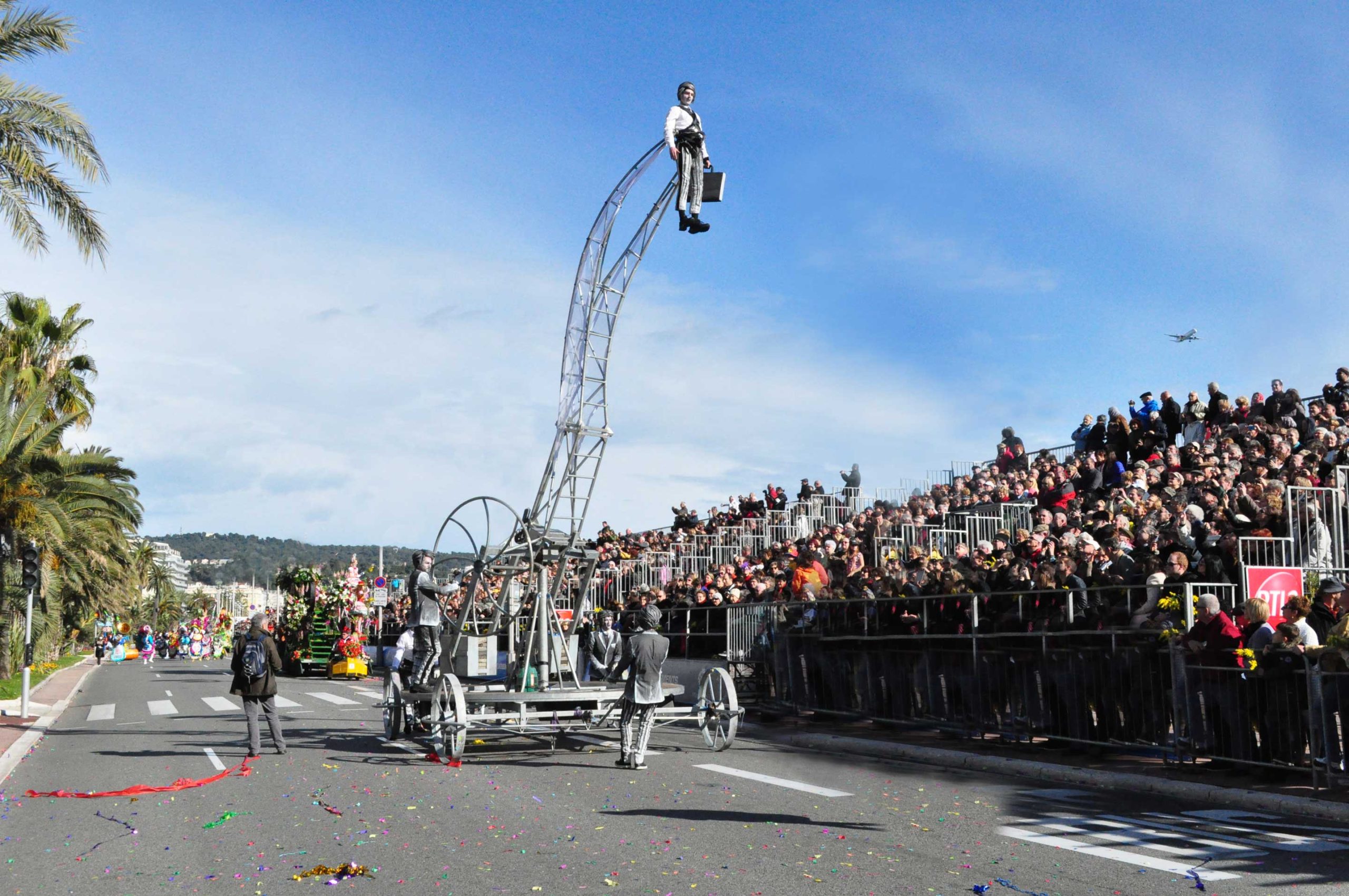 Close-Act Theatre makes street-theatre spectacles for festivals and events. With stilts, mobile objects and beautiful costumes we create an imaginary world for you to enjoy. Le théâtre Close-Act crée des spectacles de théâtre de rue pour les festivals et les événements. Avec des échasses, des objets mobiles et de beaux costumes, nous créons un monde imaginaire dont vous pourrez profiter. Close-Act Theatre hace espectáculos de teatro callejero para festivales y eventos. Con zancos, objetos móviles y hermosos trajes, creamos un mundo imaginario para que disfrutes.