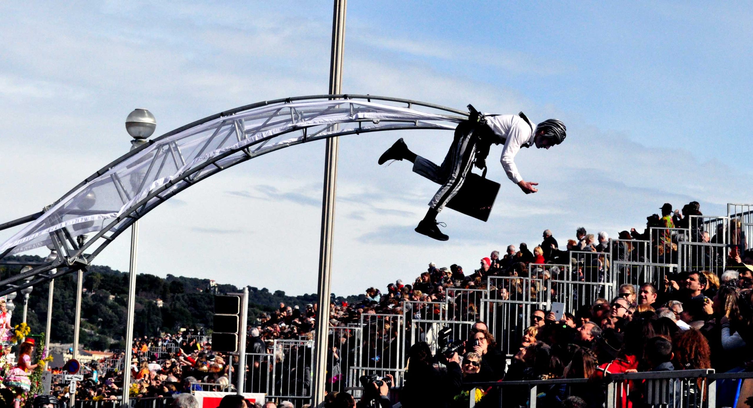 Close-Act Theatre makes street-theatre spectacles for festivals and events. With stilts, mobile objects and beautiful costumes we create an imaginary world for you to enjoy. Le théâtre Close-Act crée des spectacles de théâtre de rue pour les festivals et les événements. Avec des échasses, des objets mobiles et de beaux costumes, nous créons un monde imaginaire dont vous pourrez profiter. Close-Act Theatre hace espectáculos de teatro callejero para festivales y eventos. Con zancos, objetos móviles y hermosos trajes, creamos un mundo imaginario para que disfrutes.