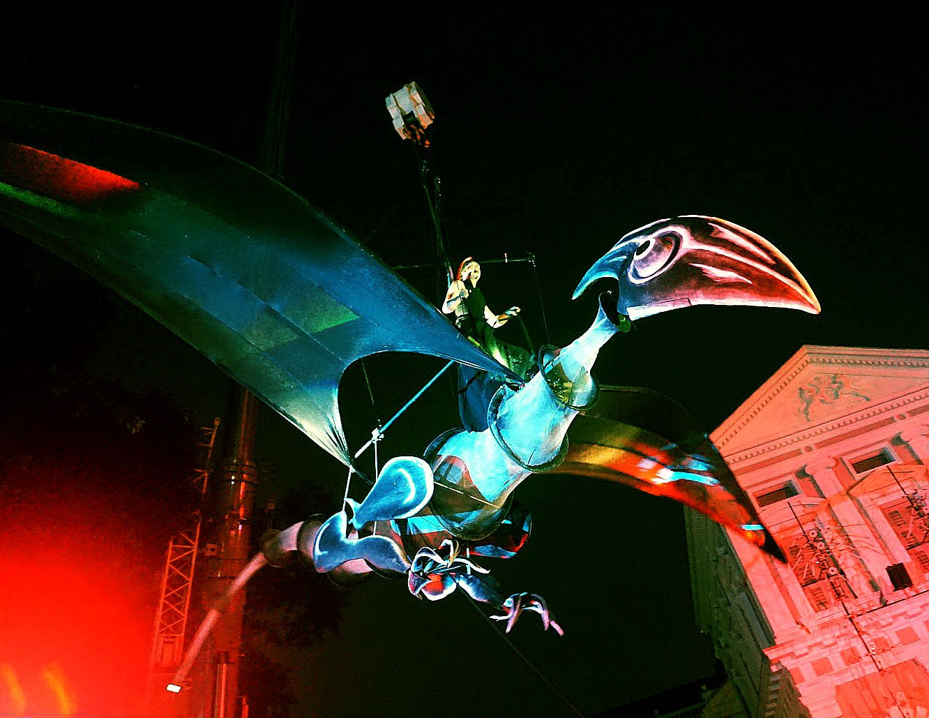 Close-Act Theatre makes street-theatre spectacles for festivals and events. With stilts, mobile objects and beautiful costumes we create an imaginary world for you to enjoy. Le théâtre Close-Act crée des spectacles de théâtre de rue pour les festivals et les événements. Avec des échasses, des objets mobiles et de beaux costumes, nous créons un monde imaginaire dont vous pourrez profiter. Close-Act Theatre hace espectáculos de teatro callejero para festivales y eventos. Con zancos, objetos móviles y hermosos trajes, creamos un mundo imaginario para que disfrutes.