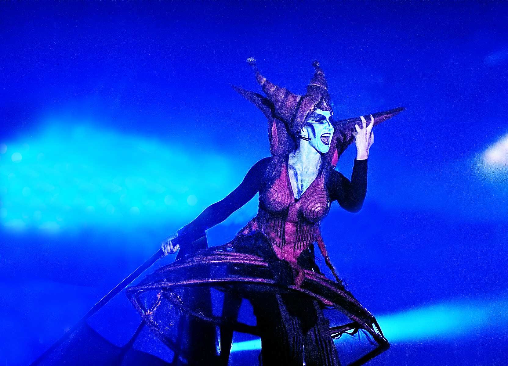 Close-Act Theatre makes street-theatre spectacles for festivals and events. With stilts, mobile objects and beautiful costumes we create an imaginary world for you to enjoy. Le théâtre Close-Act crée des spectacles de théâtre de rue pour les festivals et les événements. Avec des échasses, des objets mobiles et de beaux costumes, nous créons un monde imaginaire dont vous pourrez profiter. Close-Act Theatre hace espectáculos de teatro callejero para festivales y eventos. Con zancos, objetos móviles y hermosos trajes, creamos un mundo imaginario para que disfrutes.
