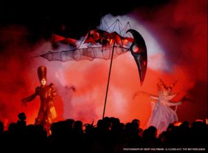 Close-Act Theatre makes street-theatre spectacles for festivals and events. With stilts, mobile objects and beautiful costumes we create an imaginary world for you to enjoy. Le théâtre Close-Act crée des spectacles de théâtre de rue pour les festivals et les événements. Avec des échasses, des objets mobiles et de beaux costumes, nous créons un monde imaginaire dont vous pourrez profiter. Close-Act Theatre hace espectáculos de teatro callejero para festivales y eventos. Con zancos, objetos móviles y hermosos trajes, creamos un mundo imaginario para que disfrutes.