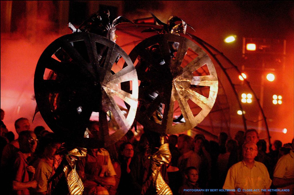 Close-Act Theatre makes street-theatre spectacles for festivals and events. With stilts, mobile objects and beautiful costumes we create an imaginary world for you to enjoy. Le théâtre Close-Act crée des spectacles de théâtre de rue pour les festivals et les événements. Avec des échasses, des objets mobiles et de beaux costumes, nous créons un monde imaginaire dont vous pourrez profiter. Close-Act Theatre hace espectáculos de teatro callejero para festivales y eventos. Con zancos, objetos móviles y hermosos trajes, creamos un mundo imaginario para que disfrutes.