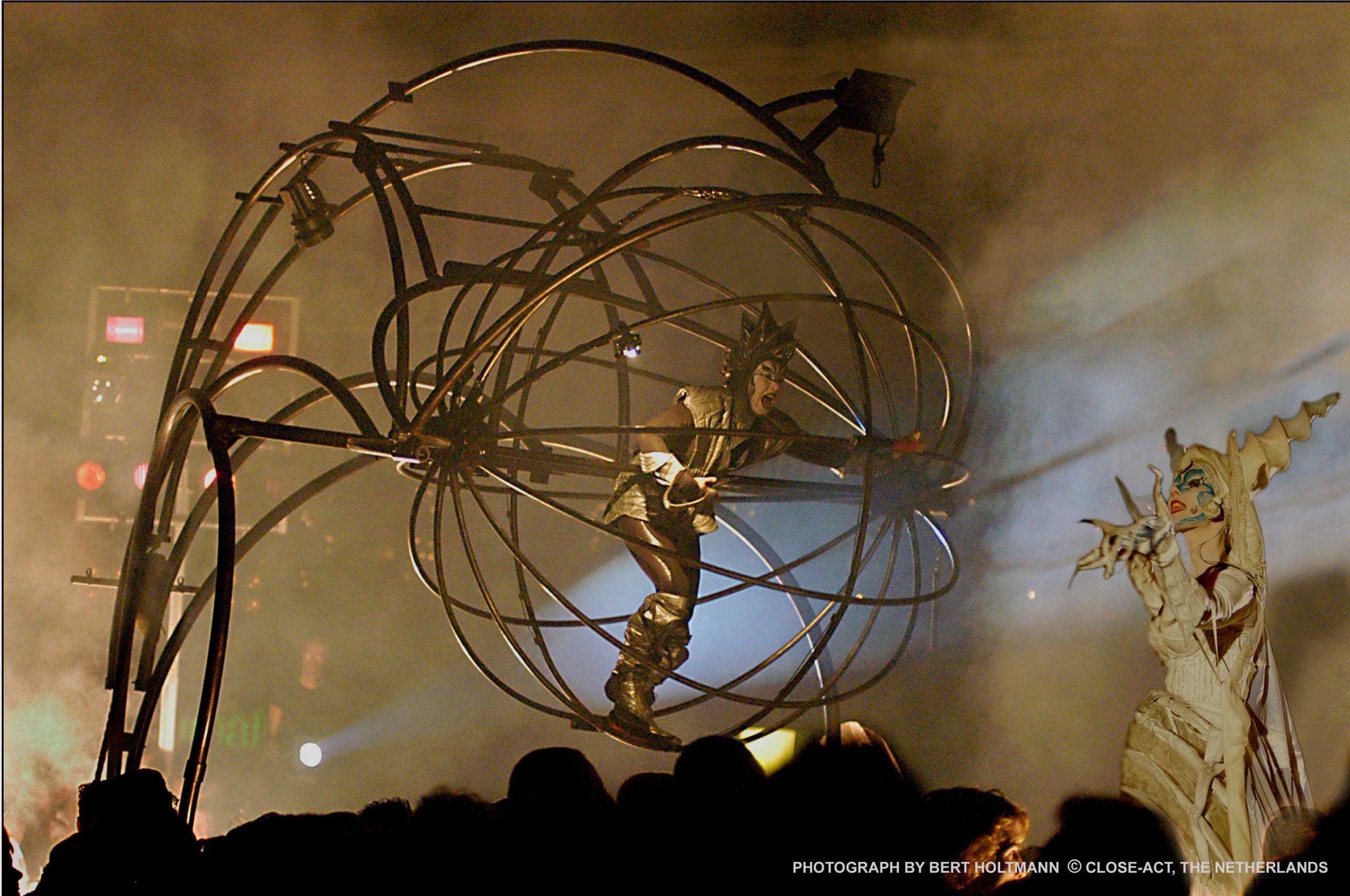 Close-Act Theatre makes street-theatre spectacles for festivals and events. With stilts, mobile objects and beautiful costumes we create an imaginary world for you to enjoy. Le théâtre Close-Act crée des spectacles de théâtre de rue pour les festivals et les événements. Avec des échasses, des objets mobiles et de beaux costumes, nous créons un monde imaginaire dont vous pourrez profiter. Close-Act Theatre hace espectáculos de teatro callejero para festivales y eventos. Con zancos, objetos móviles y hermosos trajes, creamos un mundo imaginario para que disfrutes.
