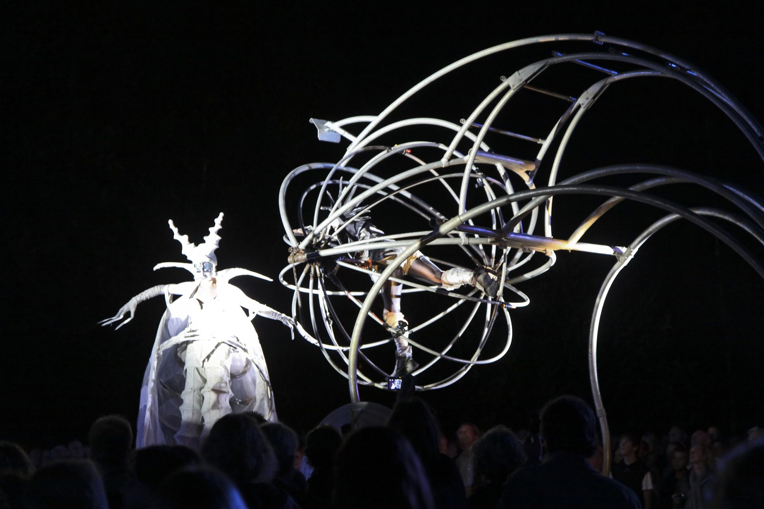 Close-Act Theatre makes street-theatre spectacles for festivals and events. With stilts, mobile objects and beautiful costumes we create an imaginary world for you to enjoy. Le théâtre Close-Act crée des spectacles de théâtre de rue pour les festivals et les événements. Avec des échasses, des objets mobiles et de beaux costumes, nous créons un monde imaginaire dont vous pourrez profiter. Close-Act Theatre hace espectáculos de teatro callejero para festivales y eventos. Con zancos, objetos móviles y hermosos trajes, creamos un mundo imaginario para que disfrutes.