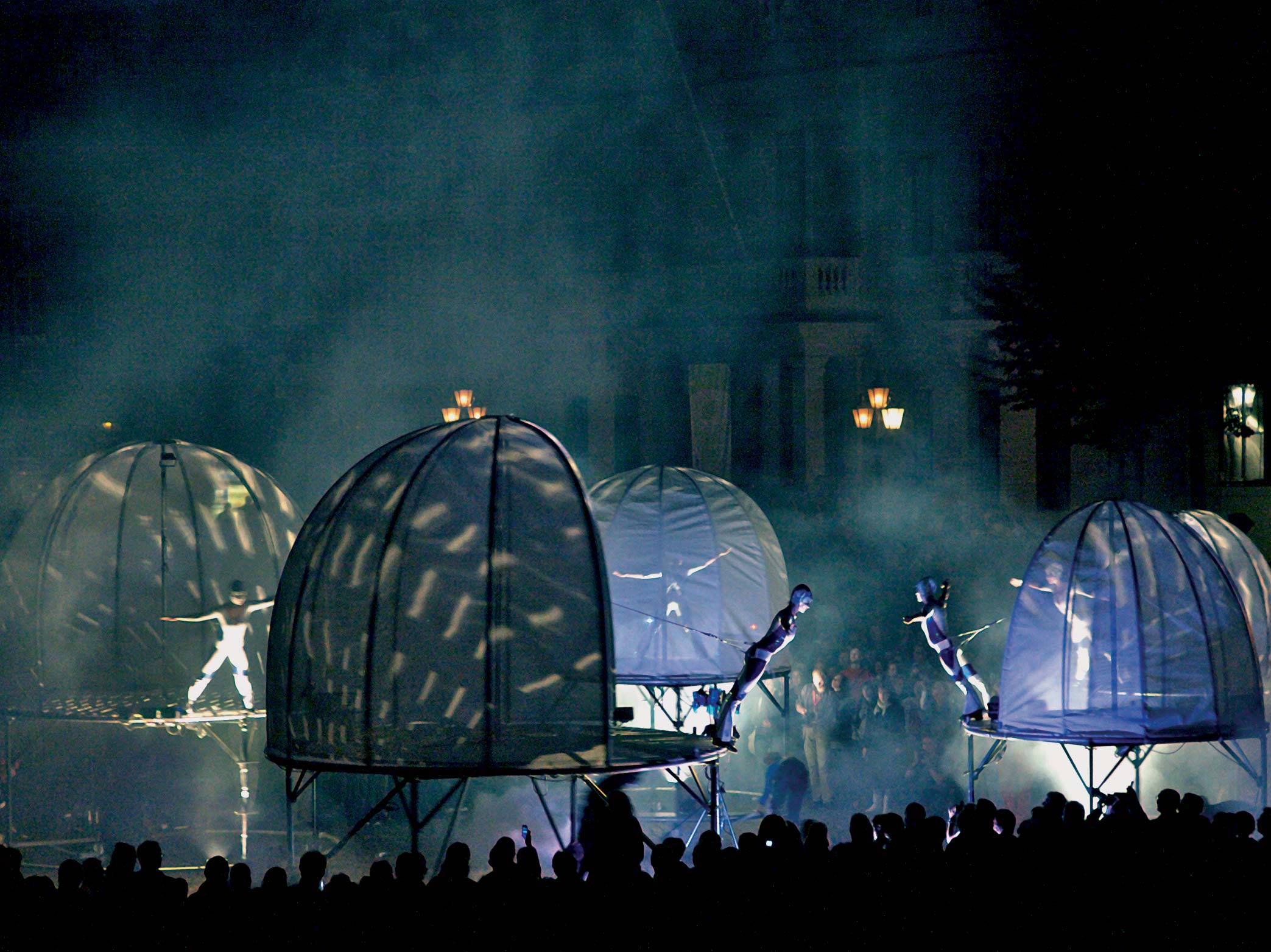 Close-Act Theatre makes street-theatre spectacles for festivals and events. With stilts, mobile objects and beautiful costumes we create an imaginary world for you to enjoy. Le théâtre Close-Act crée des spectacles de théâtre de rue pour les festivals et les événements. Avec des échasses, des objets mobiles et de beaux costumes, nous créons un monde imaginaire dont vous pourrez profiter. Close-Act Theatre hace espectáculos de teatro callejero para festivales y eventos. Con zancos, objetos móviles y hermosos trajes, creamos un mundo imaginario para que disfrutes.