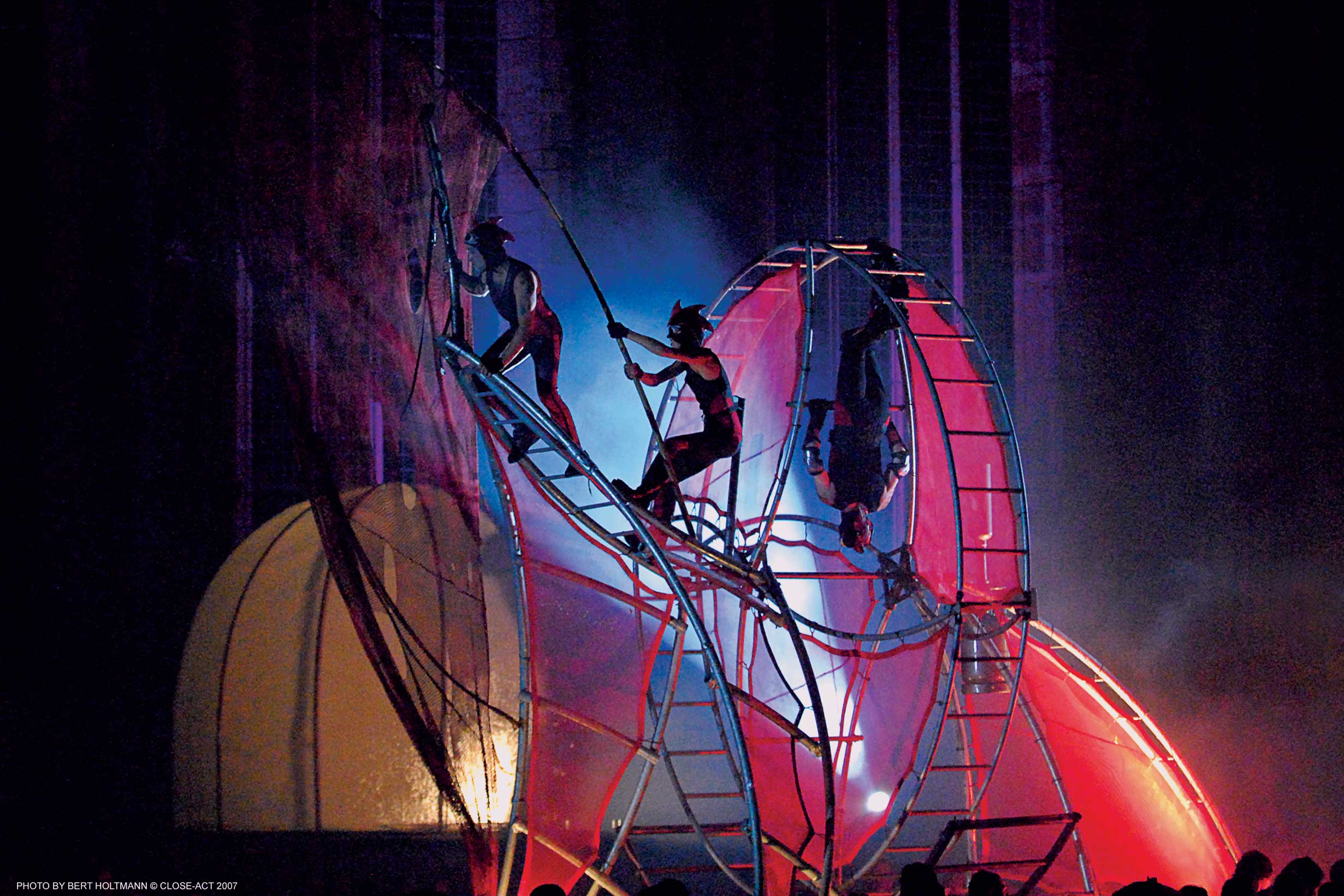 Close-Act Theatre makes street-theatre spectacles for festivals and events. With stilts, mobile objects and beautiful costumes we create an imaginary world for you to enjoy. Le théâtre Close-Act crée des spectacles de théâtre de rue pour les festivals et les événements. Avec des échasses, des objets mobiles et de beaux costumes, nous créons un monde imaginaire dont vous pourrez profiter. Close-Act Theatre hace espectáculos de teatro callejero para festivales y eventos. Con zancos, objetos móviles y hermosos trajes, creamos un mundo imaginario para que disfrutes.
