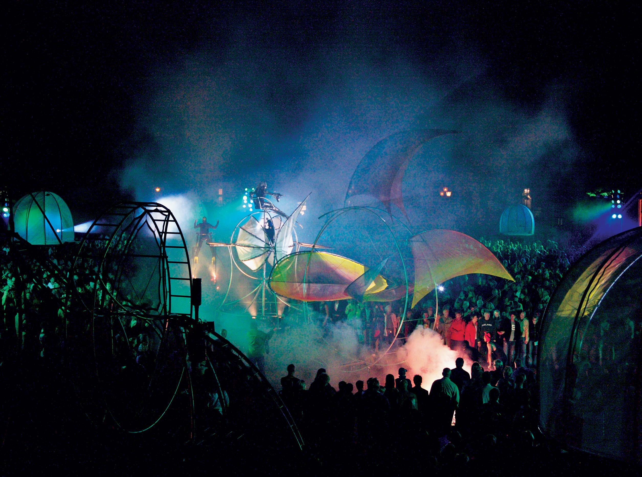Close-Act Theatre makes street-theatre spectacles for festivals and events. With stilts, mobile objects and beautiful costumes we create an imaginary world for you to enjoy. Le théâtre Close-Act crée des spectacles de théâtre de rue pour les festivals et les événements. Avec des échasses, des objets mobiles et de beaux costumes, nous créons un monde imaginaire dont vous pourrez profiter. Close-Act Theatre hace espectáculos de teatro callejero para festivales y eventos. Con zancos, objetos móviles y hermosos trajes, creamos un mundo imaginario para que disfrutes.