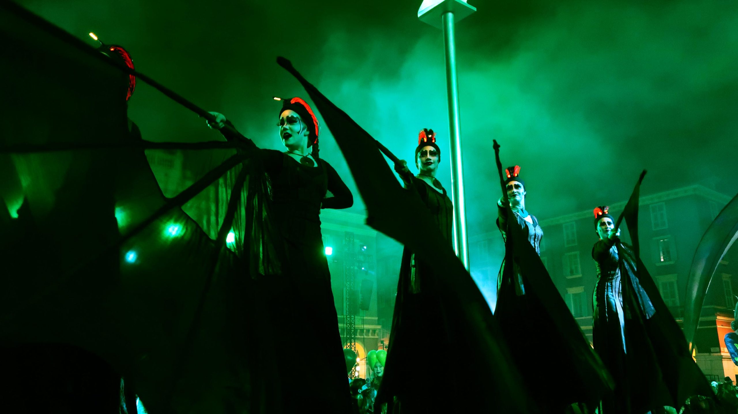 Close-Act Theatre makes street-theatre spectacles for festivals and events. With stilts, mobile objects and beautiful costumes we create an imaginary world for you to enjoy. Le théâtre Close-Act crée des spectacles de théâtre de rue pour les festivals et les événements. Avec des échasses, des objets mobiles et de beaux costumes, nous créons un monde imaginaire dont vous pourrez profiter. Close-Act Theatre hace espectáculos de teatro callejero para festivales y eventos. Con zancos, objetos móviles y hermosos trajes, creamos un mundo imaginario para que disfrutes.