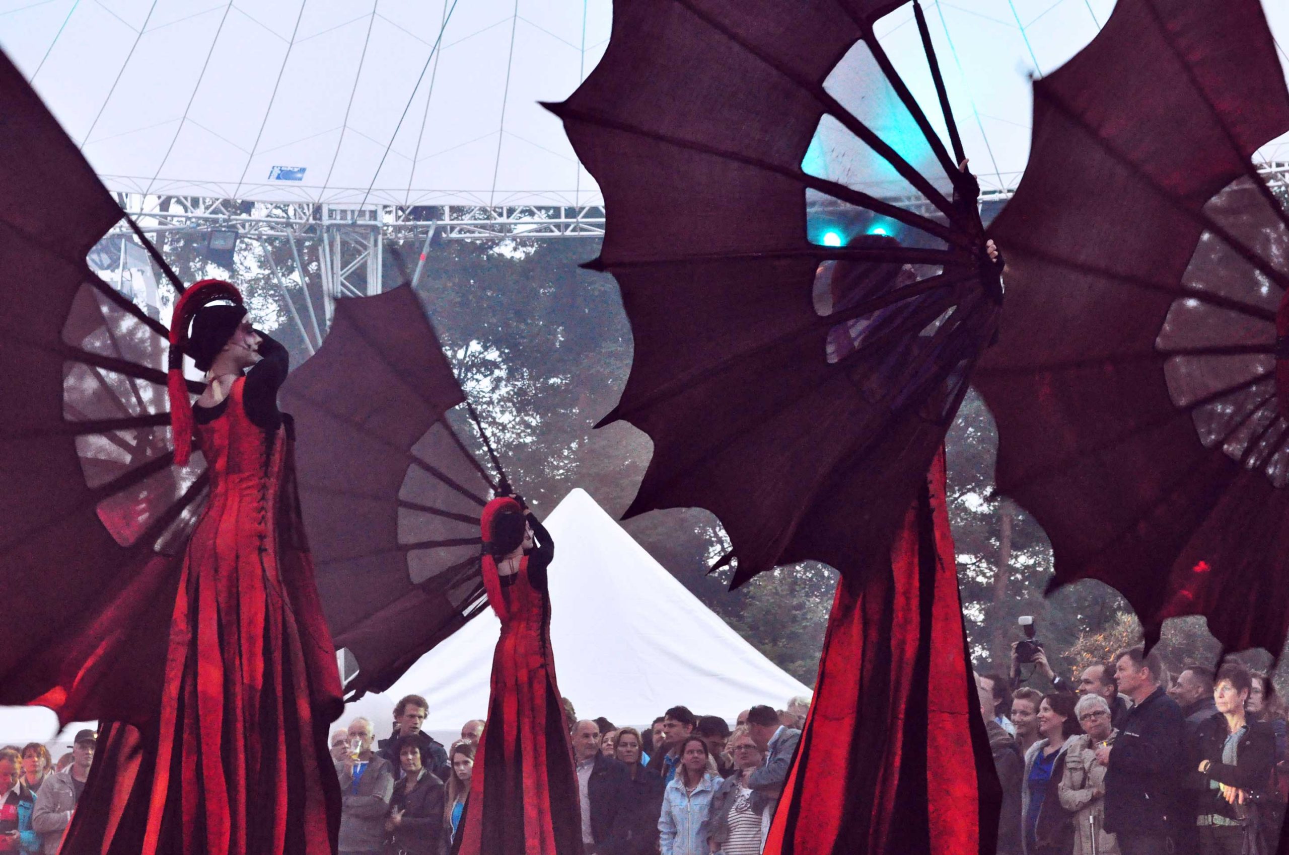 Close-Act Theatre makes street-theatre spectacles for festivals and events. With stilts, mobile objects and beautiful costumes we create an imaginary world for you to enjoy. Le théâtre Close-Act crée des spectacles de théâtre de rue pour les festivals et les événements. Avec des échasses, des objets mobiles et de beaux costumes, nous créons un monde imaginaire dont vous pourrez profiter. Close-Act Theatre hace espectáculos de teatro callejero para festivales y eventos. Con zancos, objetos móviles y hermosos trajes, creamos un mundo imaginario para que disfrutes.