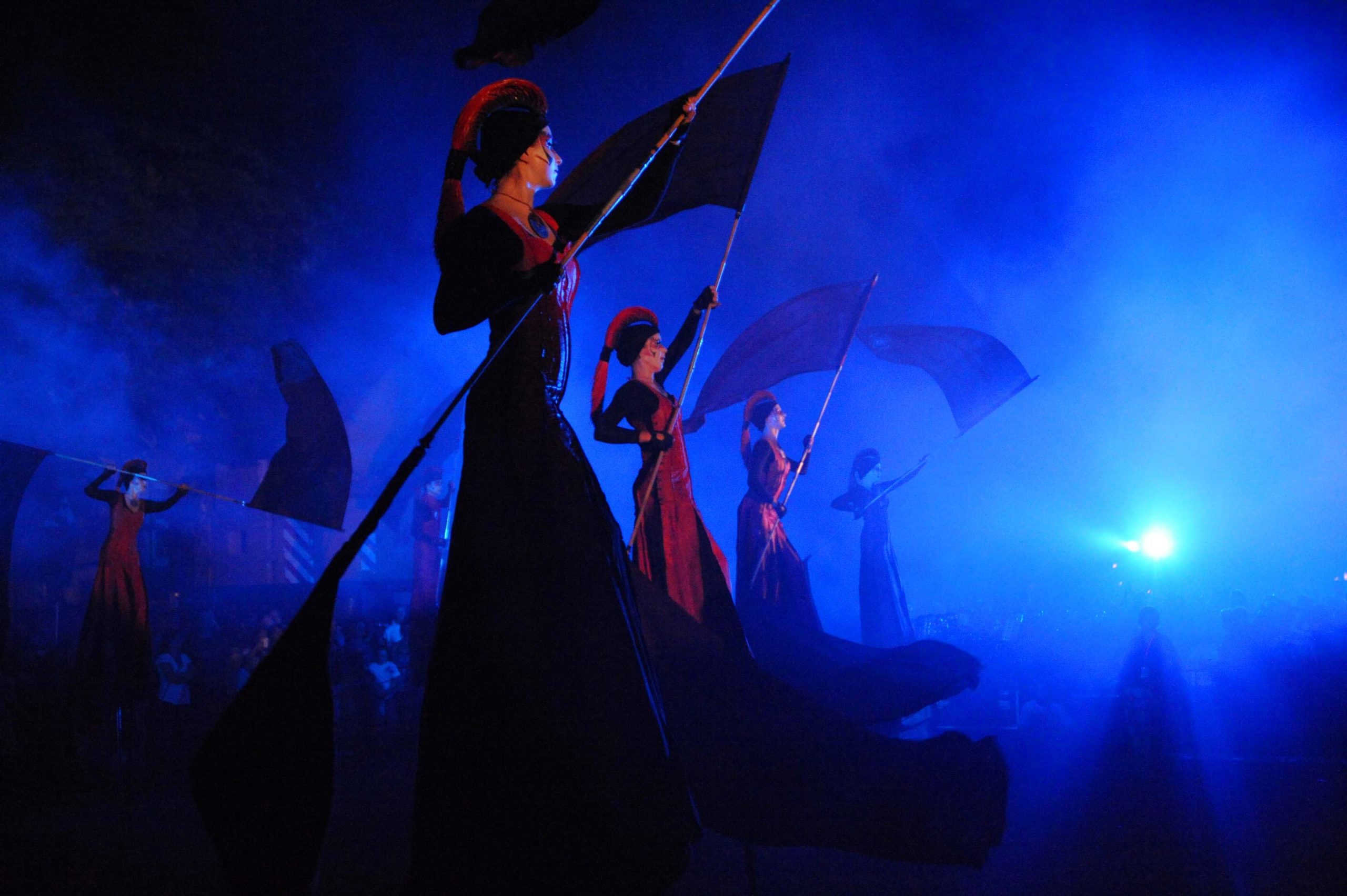 Close-Act Theatre makes street-theatre spectacles for festivals and events. With stilts, mobile objects and beautiful costumes we create an imaginary world for you to enjoy. Le théâtre Close-Act crée des spectacles de théâtre de rue pour les festivals et les événements. Avec des échasses, des objets mobiles et de beaux costumes, nous créons un monde imaginaire dont vous pourrez profiter. Close-Act Theatre hace espectáculos de teatro callejero para festivales y eventos. Con zancos, objetos móviles y hermosos trajes, creamos un mundo imaginario para que disfrutes.