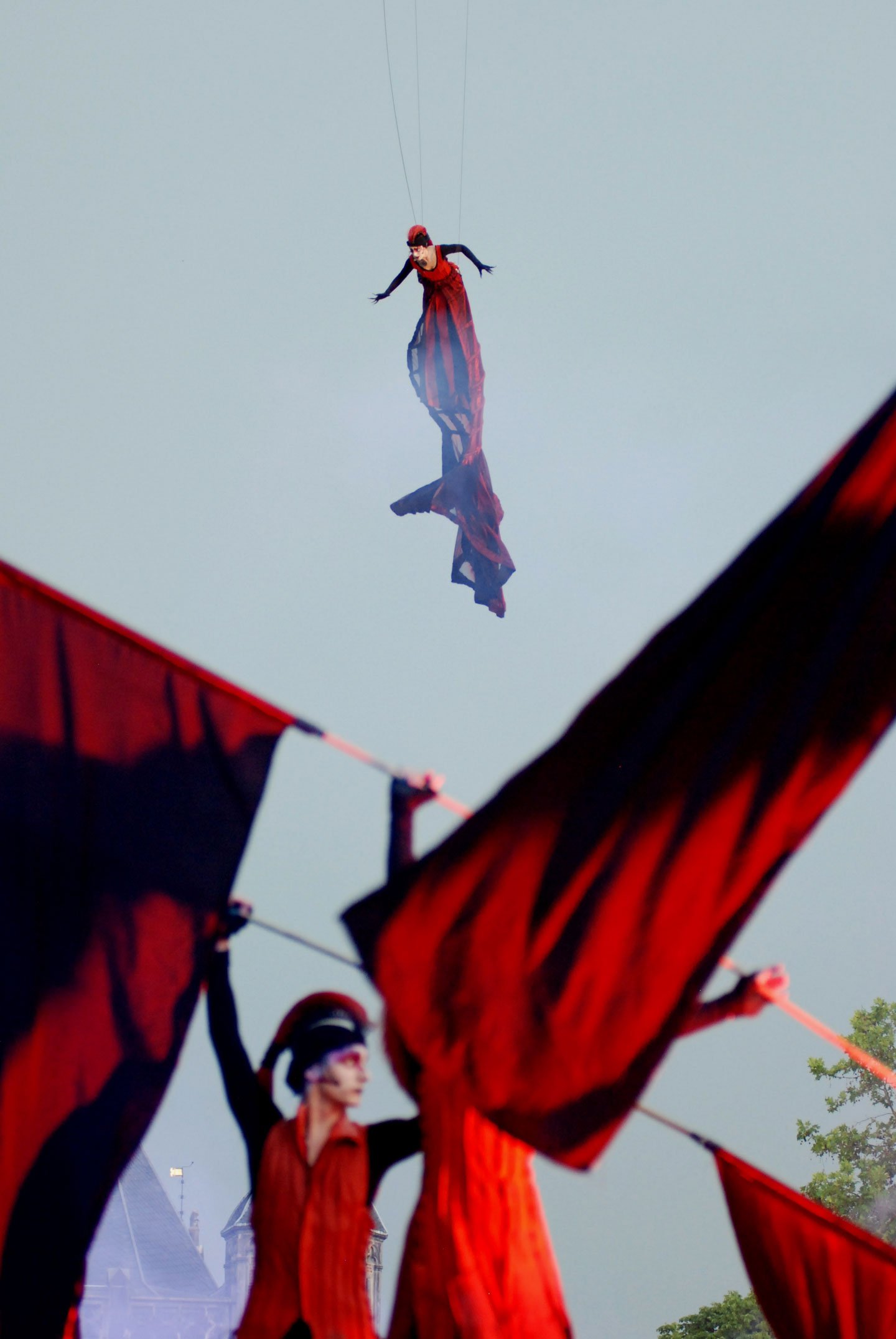 Close-Act Theatre makes street-theatre spectacles for festivals and events. With stilts, mobile objects and beautiful costumes we create an imaginary world for you to enjoy. Le théâtre Close-Act crée des spectacles de théâtre de rue pour les festivals et les événements. Avec des échasses, des objets mobiles et de beaux costumes, nous créons un monde imaginaire dont vous pourrez profiter. Close-Act Theatre hace espectáculos de teatro callejero para festivales y eventos. Con zancos, objetos móviles y hermosos trajes, creamos un mundo imaginario para que disfrutes.