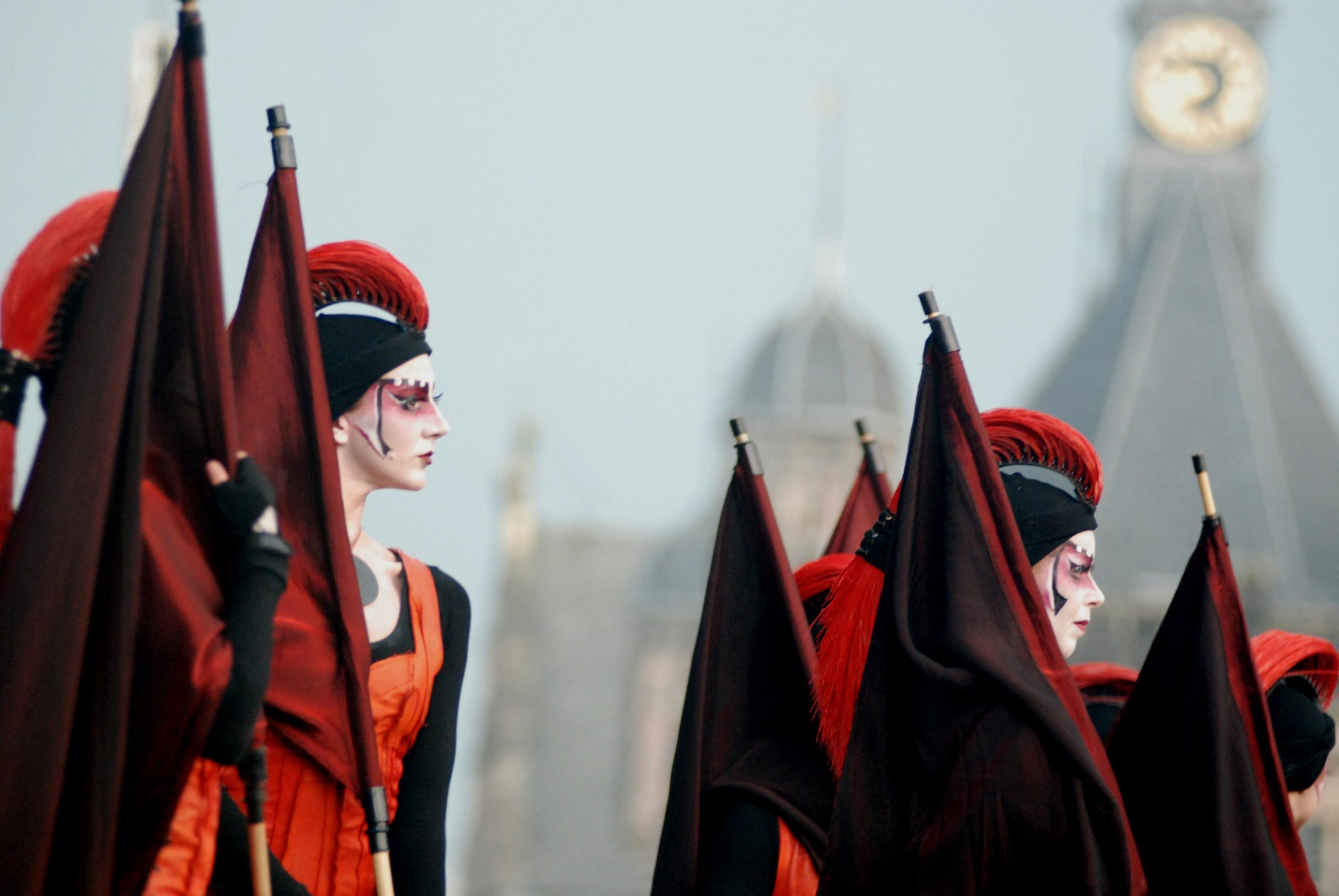 Close-Act Theatre makes street-theatre spectacles for festivals and events. With stilts, mobile objects and beautiful costumes we create an imaginary world for you to enjoy. Le théâtre Close-Act crée des spectacles de théâtre de rue pour les festivals et les événements. Avec des échasses, des objets mobiles et de beaux costumes, nous créons un monde imaginaire dont vous pourrez profiter. Close-Act Theatre hace espectáculos de teatro callejero para festivales y eventos. Con zancos, objetos móviles y hermosos trajes, creamos un mundo imaginario para que disfrutes.