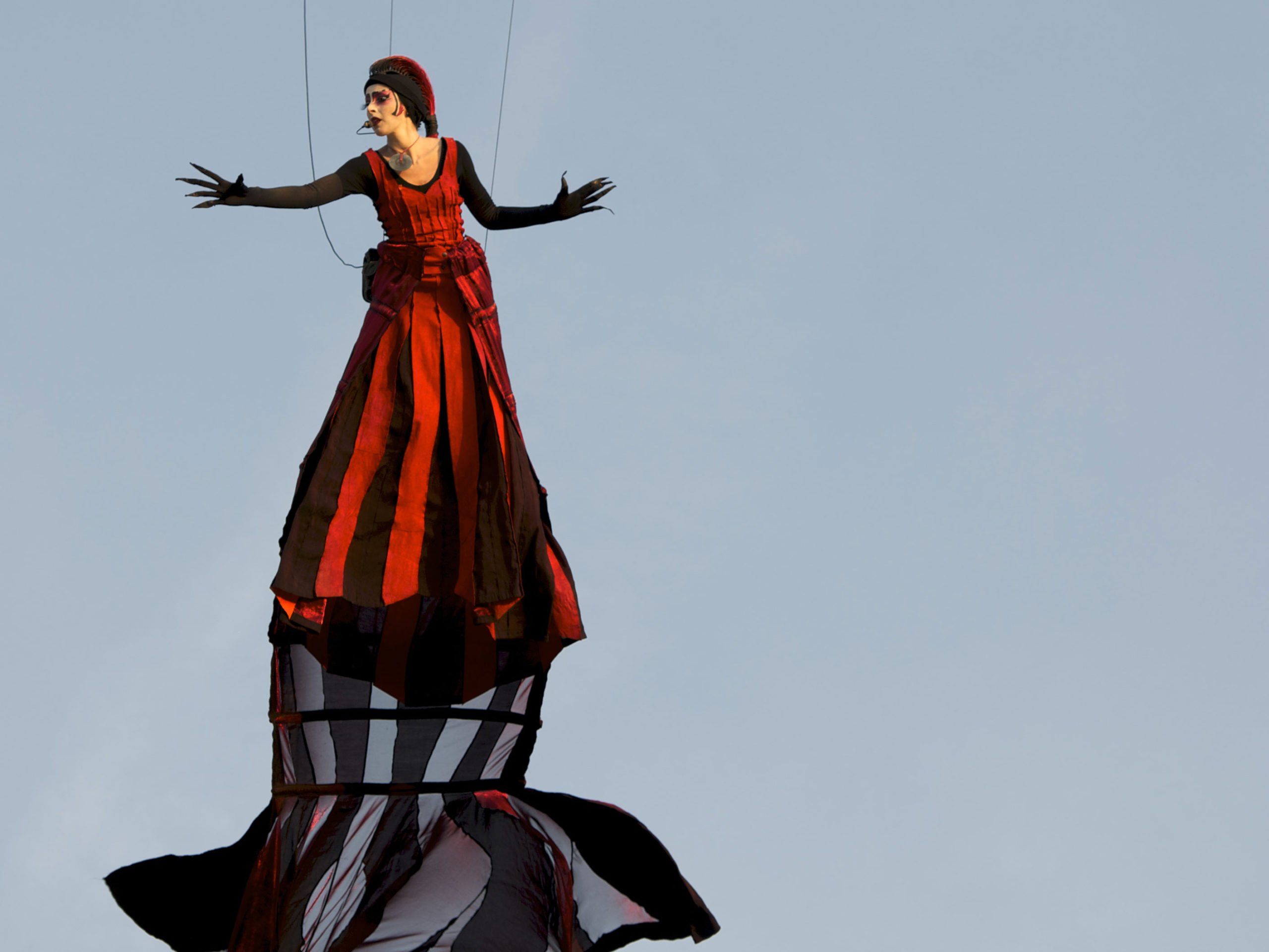Close-Act Theatre makes street-theatre spectacles for festivals and events. With stilts, mobile objects and beautiful costumes we create an imaginary world for you to enjoy. Le théâtre Close-Act crée des spectacles de théâtre de rue pour les festivals et les événements. Avec des échasses, des objets mobiles et de beaux costumes, nous créons un monde imaginaire dont vous pourrez profiter. Close-Act Theatre hace espectáculos de teatro callejero para festivales y eventos. Con zancos, objetos móviles y hermosos trajes, creamos un mundo imaginario para que disfrutes.