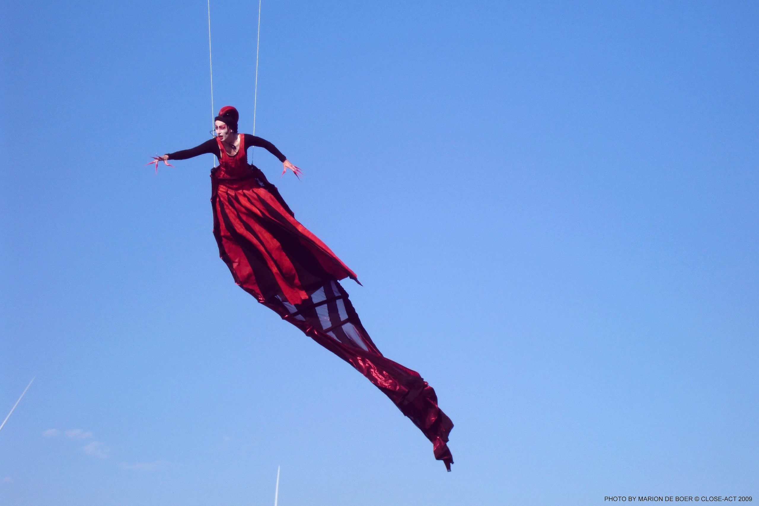 Close-Act Theatre makes street-theatre spectacles for festivals and events. With stilts, mobile objects and beautiful costumes we create an imaginary world for you to enjoy. Le théâtre Close-Act crée des spectacles de théâtre de rue pour les festivals et les événements. Avec des échasses, des objets mobiles et de beaux costumes, nous créons un monde imaginaire dont vous pourrez profiter. Close-Act Theatre hace espectáculos de teatro callejero para festivales y eventos. Con zancos, objetos móviles y hermosos trajes, creamos un mundo imaginario para que disfrutes.