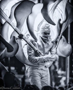 Close-Act Theatre makes street-theatre spectacles for festivals and events. With stilts, mobile objects and beautiful costumes we create an imaginary world for you to enjoy. Le théâtre Close-Act crée des spectacles de théâtre de rue pour les festivals et les événements. Avec des échasses, des objets mobiles et de beaux costumes, nous créons un monde imaginaire dont vous pourrez profiter. Close-Act Theatre hace espectáculos de teatro callejero para festivales y eventos. Con zancos, objetos móviles y hermosos trajes, creamos un mundo imaginario para que disfrutes.
