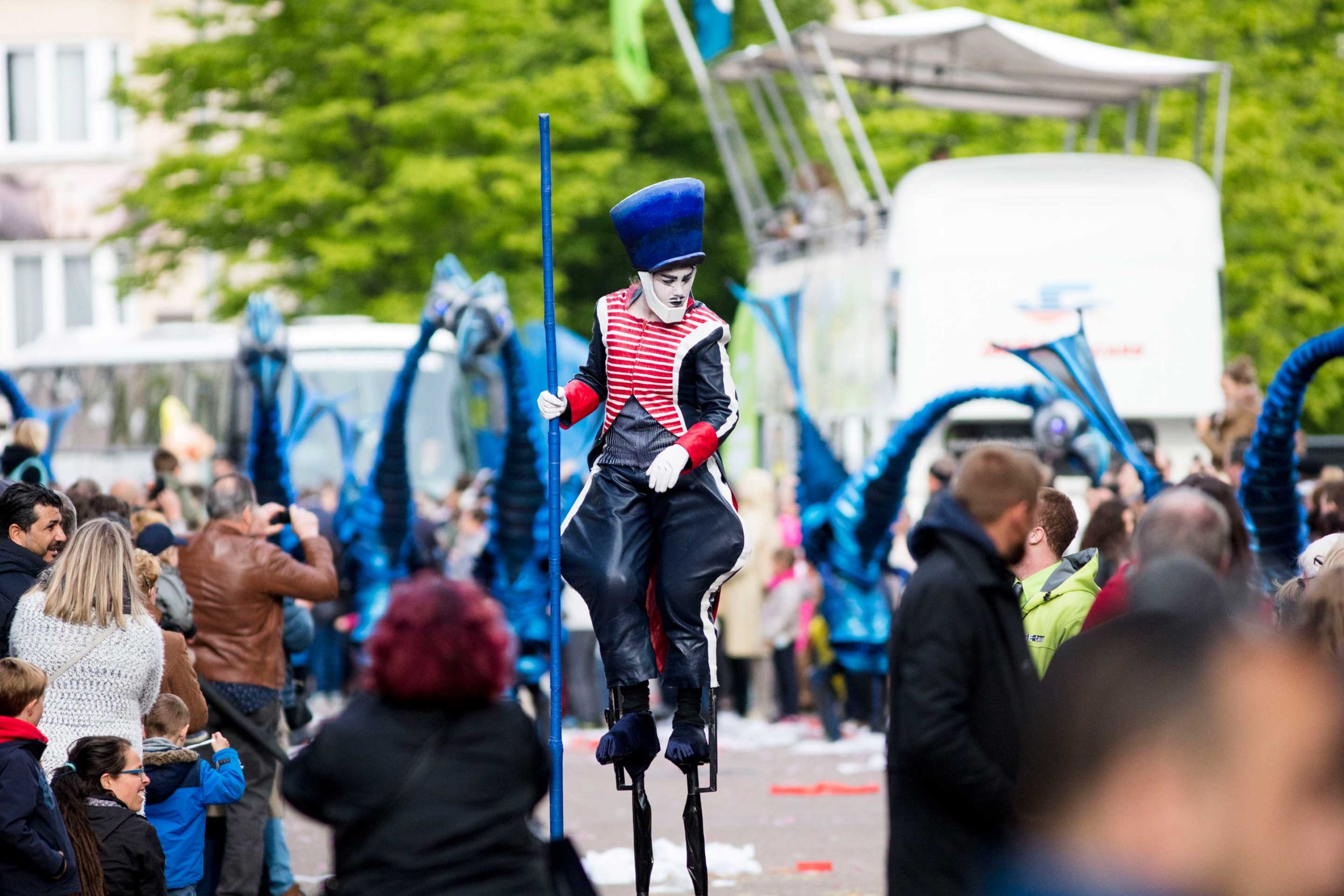 Close-Act Theatre makes street-theatre spectacles for festivals and events. With stilts, mobile objects and beautiful costumes we create an imaginary world for you to enjoy. Le théâtre Close-Act crée des spectacles de théâtre de rue pour les festivals et les événements. Avec des échasses, des objets mobiles et de beaux costumes, nous créons un monde imaginaire dont vous pourrez profiter. Close-Act Theatre hace espectáculos de teatro callejero para festivales y eventos. Con zancos, objetos móviles y hermosos trajes, creamos un mundo imaginario para que disfrutes.