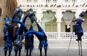 Close-Act Theatre makes street-theatre spectacles for festivals and events. With stilts, mobile objects and beautiful costumes we create an imaginary world for you to enjoy. Le théâtre Close-Act crée des spectacles de théâtre de rue pour les festivals et les événements. Avec des échasses, des objets mobiles et de beaux costumes, nous créons un monde imaginaire dont vous pourrez profiter. Close-Act Theatre hace espectáculos de teatro callejero para festivales y eventos. Con zancos, objetos móviles y hermosos trajes, creamos un mundo imaginario para que disfrutes.