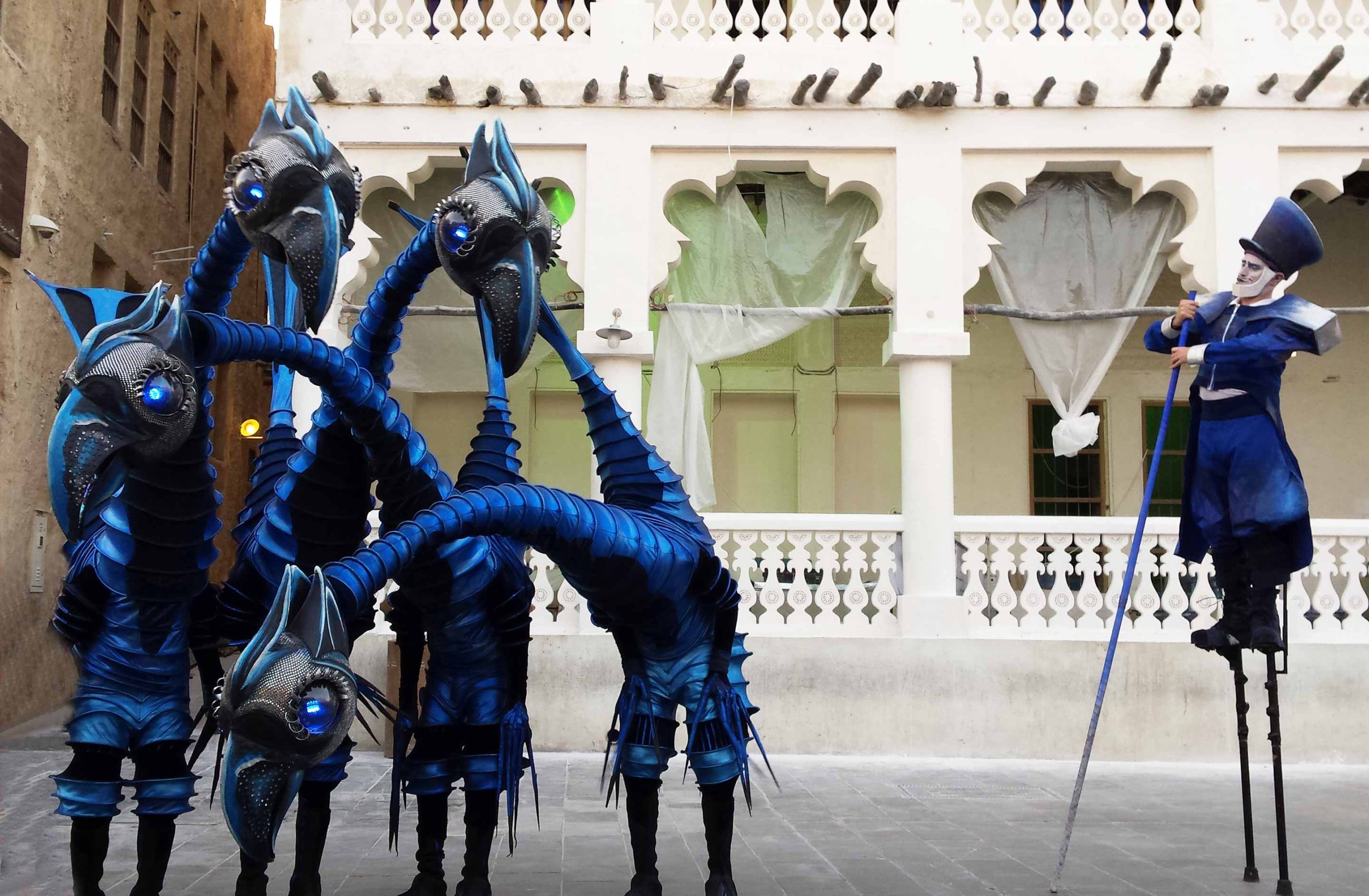 Close-Act Theatre makes street-theatre spectacles for festivals and events. With stilts, mobile objects and beautiful costumes we create an imaginary world for you to enjoy. Le théâtre Close-Act crée des spectacles de théâtre de rue pour les festivals et les événements. Avec des échasses, des objets mobiles et de beaux costumes, nous créons un monde imaginaire dont vous pourrez profiter. Close-Act Theatre hace espectáculos de teatro callejero para festivales y eventos. Con zancos, objetos móviles y hermosos trajes, creamos un mundo imaginario para que disfrutes.