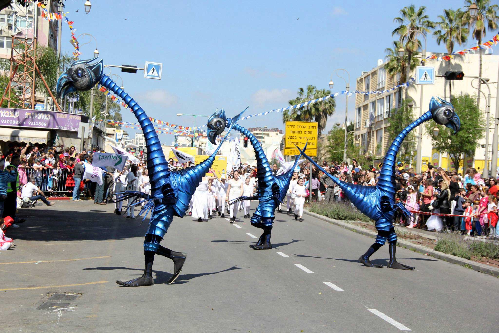 Close-Act Theatre makes street-theatre spectacles for festivals and events. With stilts, mobile objects and beautiful costumes we create an imaginary world for you to enjoy. Le théâtre Close-Act crée des spectacles de théâtre de rue pour les festivals et les événements. Avec des échasses, des objets mobiles et de beaux costumes, nous créons un monde imaginaire dont vous pourrez profiter. Close-Act Theatre hace espectáculos de teatro callejero para festivales y eventos. Con zancos, objetos móviles y hermosos trajes, creamos un mundo imaginario para que disfrutes.