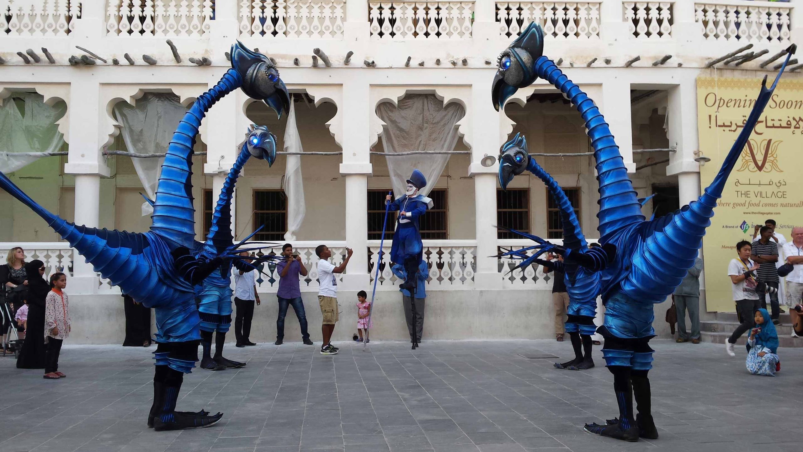 Close-Act Theatre makes street-theatre spectacles for festivals and events. With stilts, mobile objects and beautiful costumes we create an imaginary world for you to enjoy. Le théâtre Close-Act crée des spectacles de théâtre de rue pour les festivals et les événements. Avec des échasses, des objets mobiles et de beaux costumes, nous créons un monde imaginaire dont vous pourrez profiter. Close-Act Theatre hace espectáculos de teatro callejero para festivales y eventos. Con zancos, objetos móviles y hermosos trajes, creamos un mundo imaginario para que disfrutes.