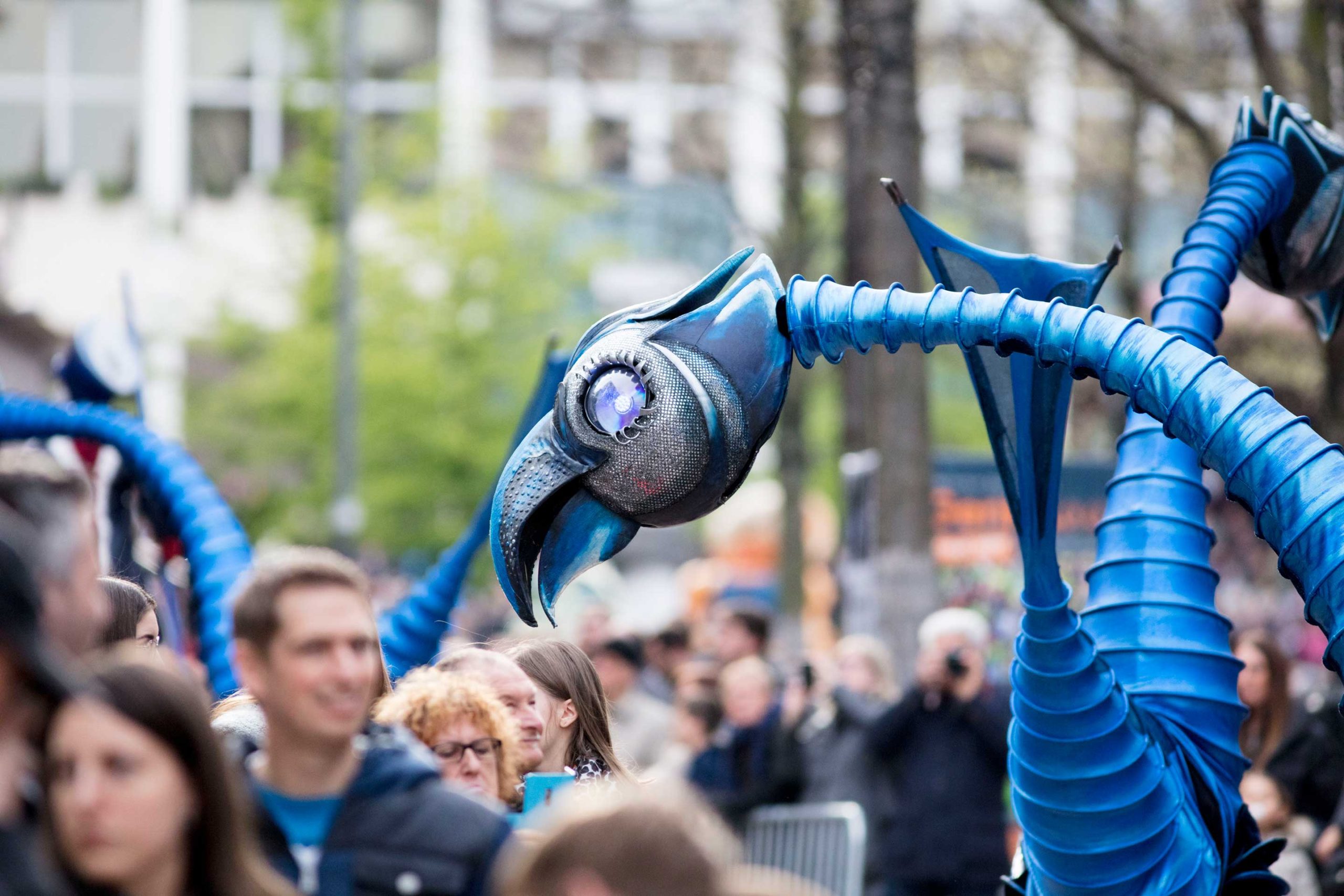 Close-Act Theatre makes street-theatre spectacles for festivals and events. With stilts, mobile objects and beautiful costumes we create an imaginary world for you to enjoy. Le théâtre Close-Act crée des spectacles de théâtre de rue pour les festivals et les événements. Avec des échasses, des objets mobiles et de beaux costumes, nous créons un monde imaginaire dont vous pourrez profiter. Close-Act Theatre hace espectáculos de teatro callejero para festivales y eventos. Con zancos, objetos móviles y hermosos trajes, creamos un mundo imaginario para que disfrutes.