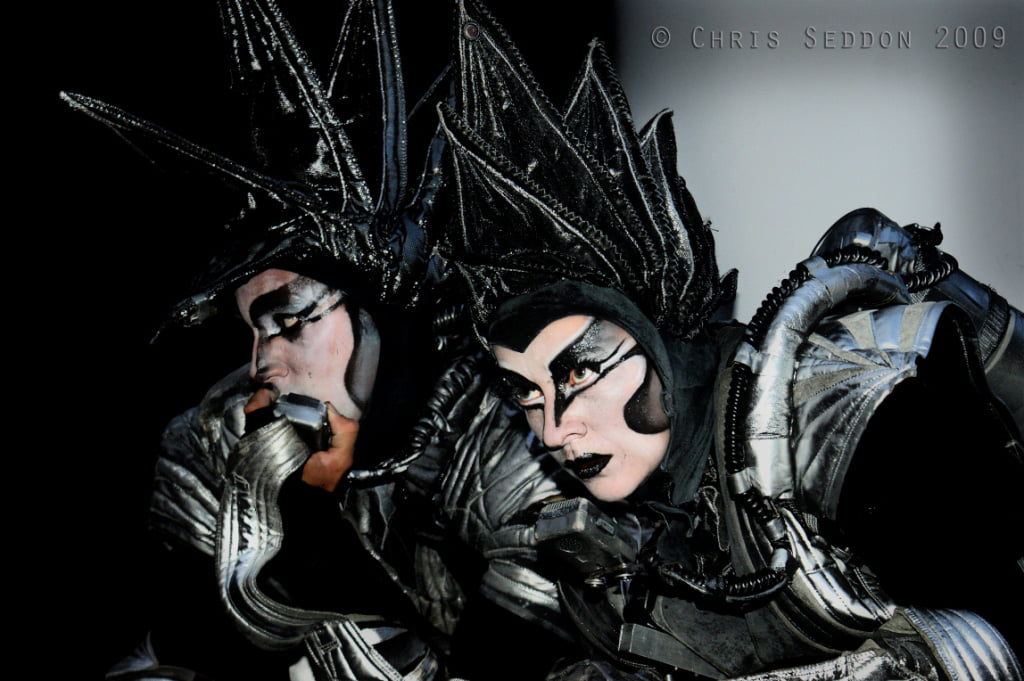 Close-Act Theatre makes street-theatre spectacles for festivals and events. With stilts, mobile objects and beautiful costumes we create an imaginary world for you to enjoy. Le théâtre Close-Act crée des spectacles de théâtre de rue pour les festivals et les événements. Avec des échasses, des objets mobiles et de beaux costumes, nous créons un monde imaginaire dont vous pourrez profiter. Close-Act Theatre hace espectáculos de teatro callejero para festivales y eventos. Con zancos, objetos móviles y hermosos trajes, creamos un mundo imaginario para que disfrutes.