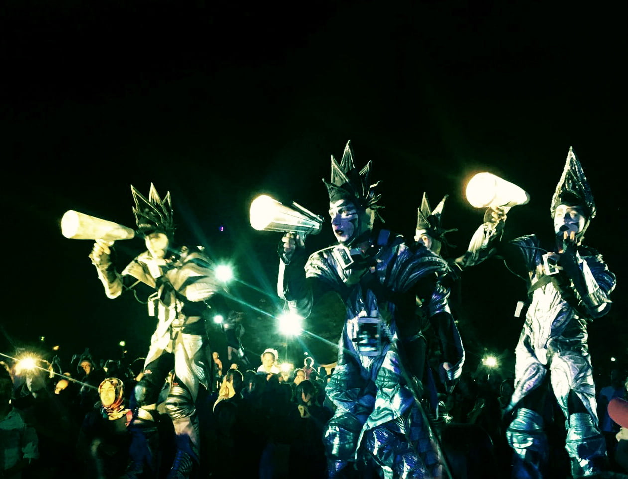 Close-Act Theatre makes street-theatre spectacles for festivals and events. With stilts, mobile objects and beautiful costumes we create an imaginary world for you to enjoy. Le théâtre Close-Act crée des spectacles de théâtre de rue pour les festivals et les événements. Avec des échasses, des objets mobiles et de beaux costumes, nous créons un monde imaginaire dont vous pourrez profiter. Close-Act Theatre hace espectáculos de teatro callejero para festivales y eventos. Con zancos, objetos móviles y hermosos trajes, creamos un mundo imaginario para que disfrutes.