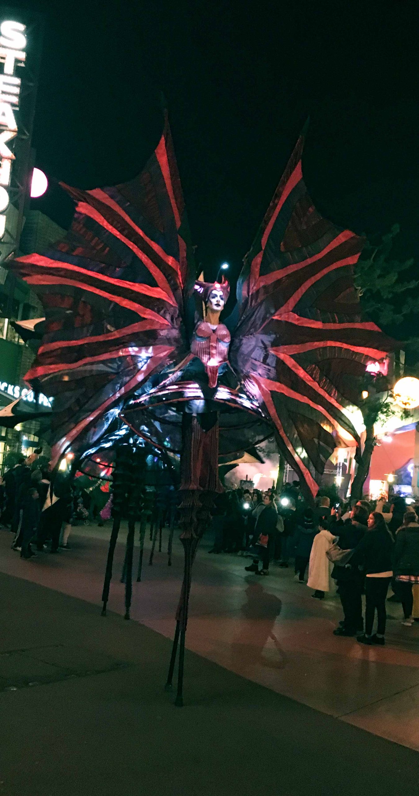 Close-Act Theatre makes street-theatre spectacles for festivals and events. With stilts, mobile objects and beautiful costumes we create an imaginary world for you to enjoy. Le théâtre Close-Act crée des spectacles de théâtre de rue pour les festivals et les événements. Avec des échasses, des objets mobiles et de beaux costumes, nous créons un monde imaginaire dont vous pourrez profiter. Close-Act Theatre hace espectáculos de teatro callejero para festivales y eventos. Con zancos, objetos móviles y hermosos trajes, creamos un mundo imaginario para que disfrutes.
