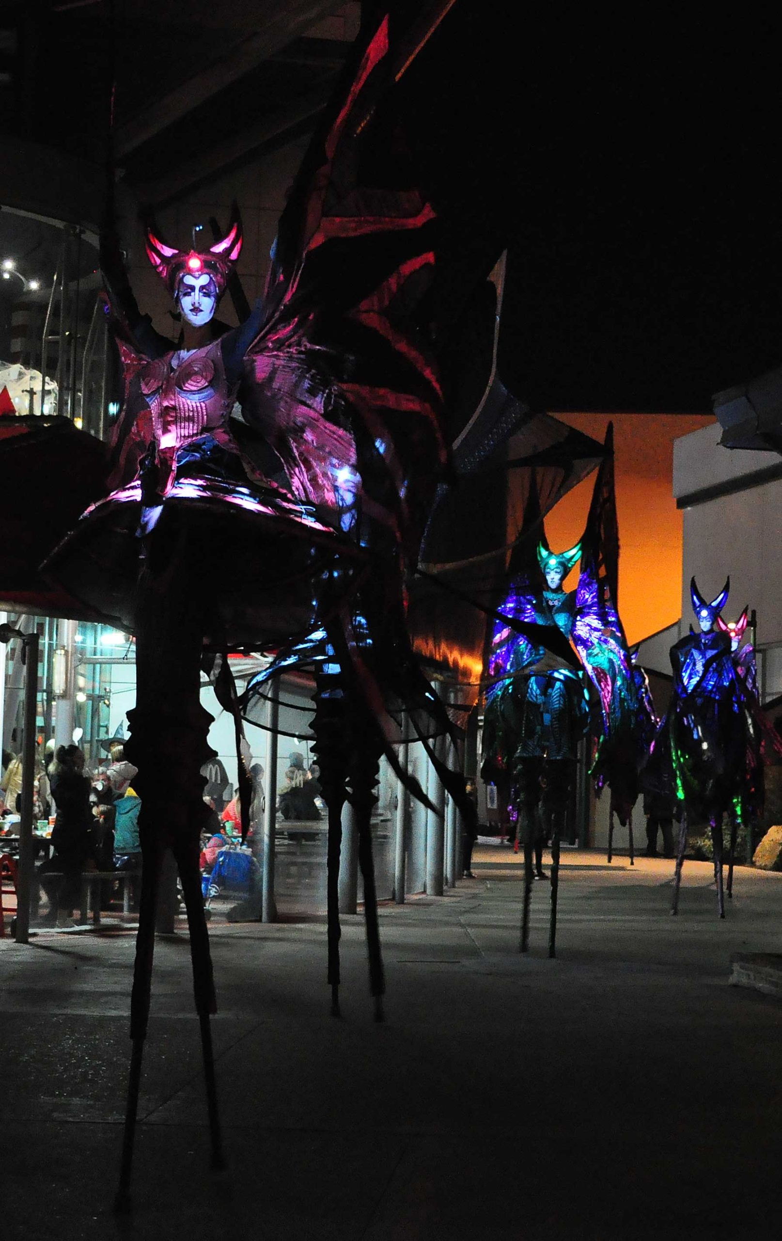 Close-Act Theatre makes street-theatre spectacles for festivals and events. With stilts, mobile objects and beautiful costumes we create an imaginary world for you to enjoy. Le théâtre Close-Act crée des spectacles de théâtre de rue pour les festivals et les événements. Avec des échasses, des objets mobiles et de beaux costumes, nous créons un monde imaginaire dont vous pourrez profiter. Close-Act Theatre hace espectáculos de teatro callejero para festivales y eventos. Con zancos, objetos móviles y hermosos trajes, creamos un mundo imaginario para que disfrutes.