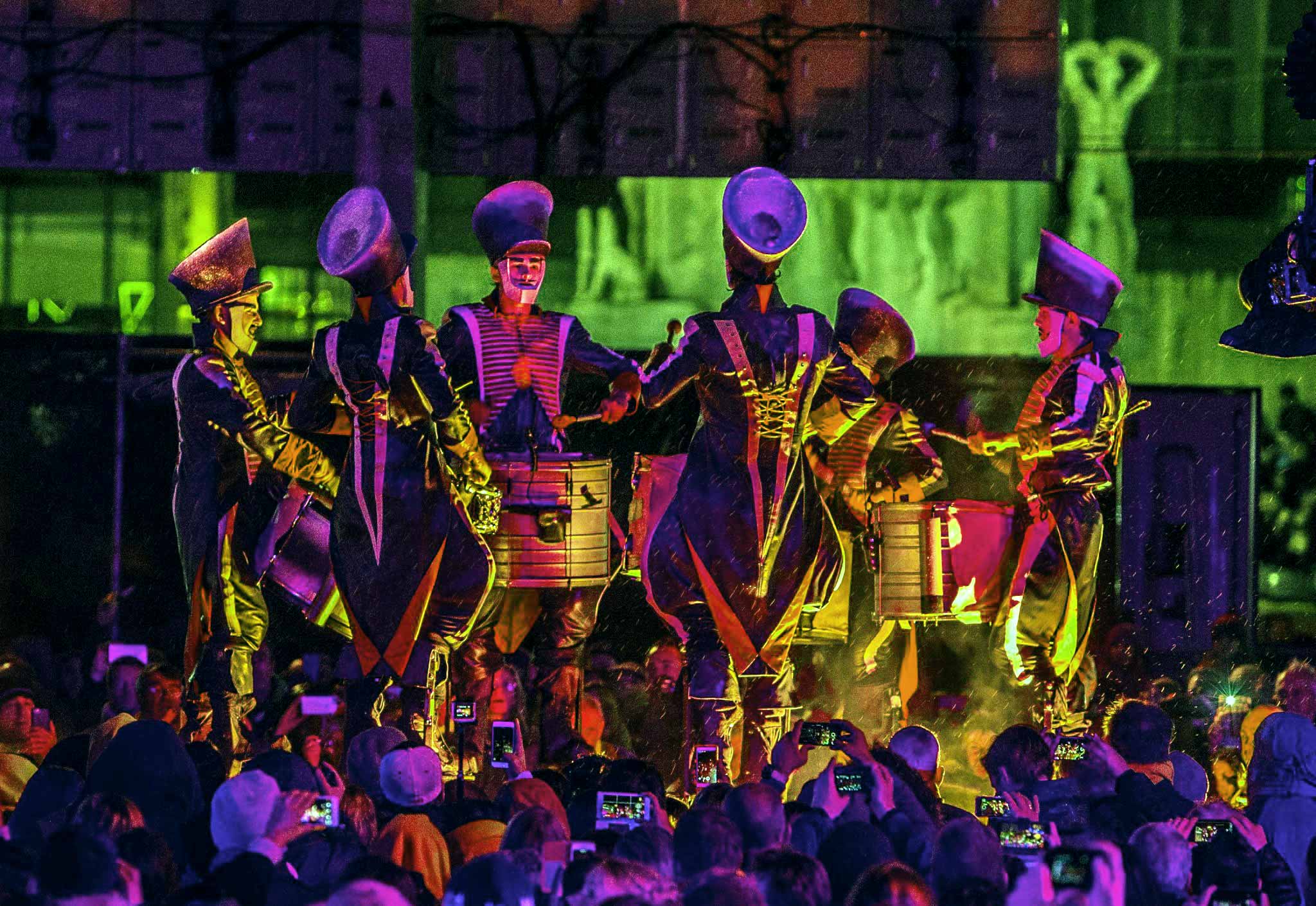Close-Act Theatre makes street-theatre spectacles for festivals and events. With stilts, mobile objects and beautiful costumes we create an imaginary world for you to enjoy. Le théâtre Close-Act crée des spectacles de théâtre de rue pour les festivals et les événements. Avec des échasses, des objets mobiles et de beaux costumes, nous créons un monde imaginaire dont vous pourrez profiter. Close-Act Theatre hace espectáculos de teatro callejero para festivales y eventos. Con zancos, objetos móviles y hermosos trajes, creamos un mundo imaginario para que disfrutes.