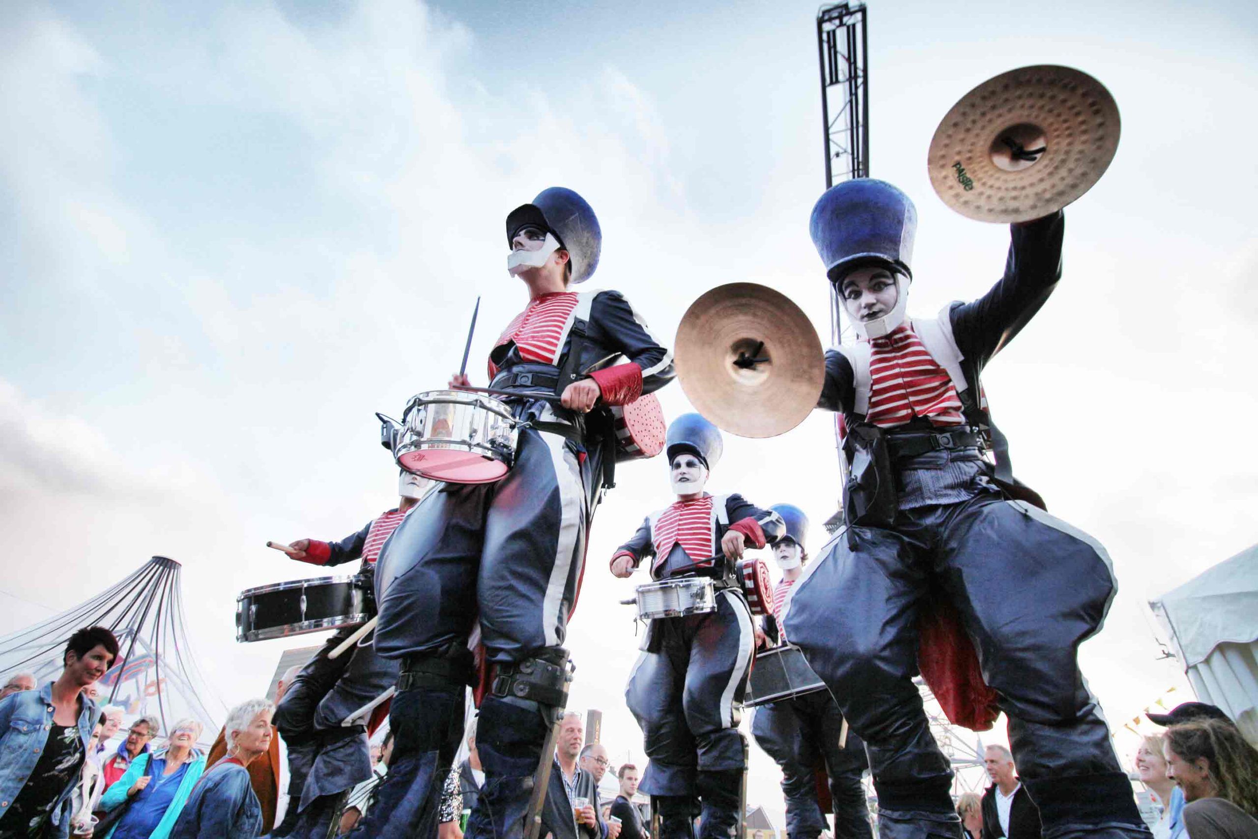 Close-Act Theatre makes street-theatre spectacles for festivals and events. With stilts, mobile objects and beautiful costumes we create an imaginary world for you to enjoy. Le théâtre Close-Act crée des spectacles de théâtre de rue pour les festivals et les événements. Avec des échasses, des objets mobiles et de beaux costumes, nous créons un monde imaginaire dont vous pourrez profiter. Close-Act Theatre hace espectáculos de teatro callejero para festivales y eventos. Con zancos, objetos móviles y hermosos trajes, creamos un mundo imaginario para que disfrutes.