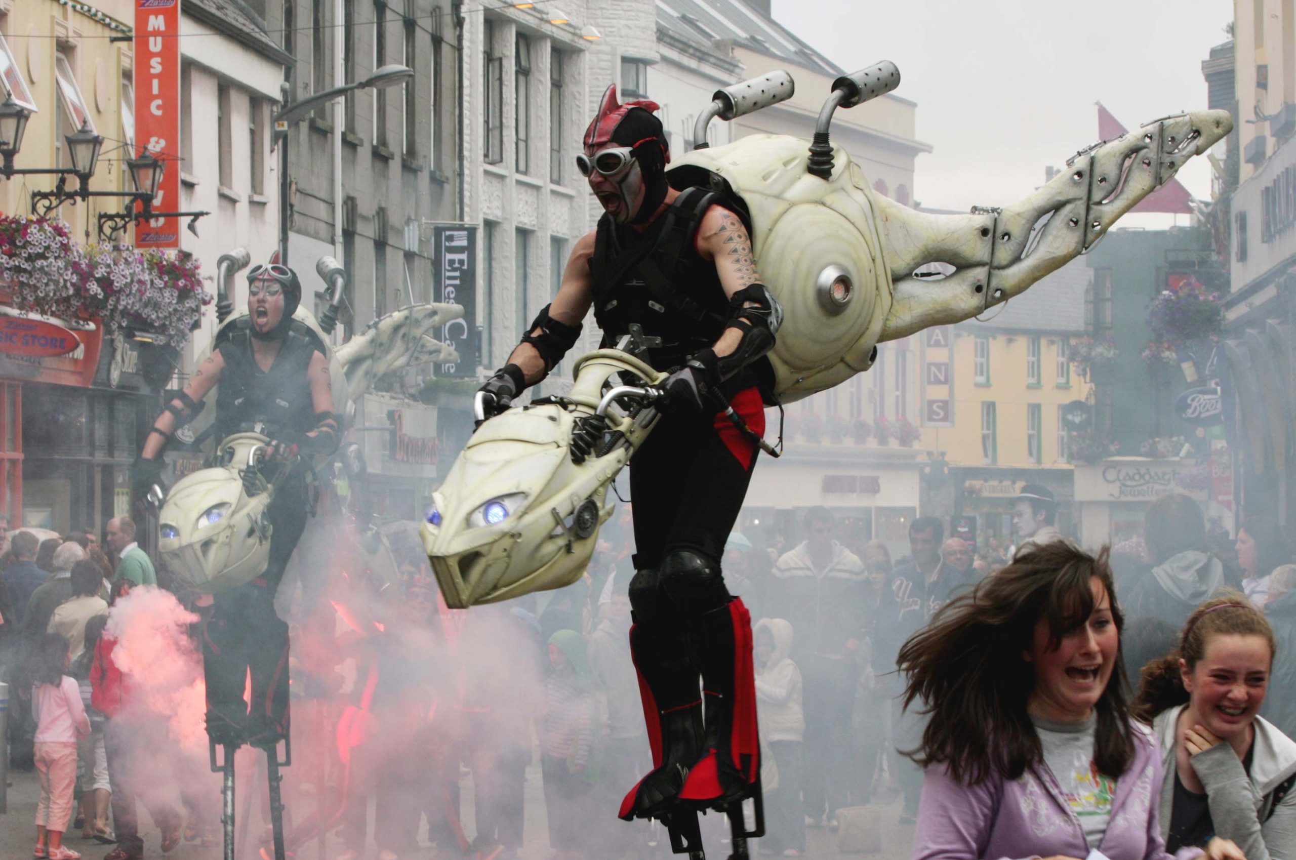 Close-Act Theatre makes street-theatre spectacles for festivals and events. With stilts, mobile objects and beautiful costumes we create an imaginary world for you to enjoy. Le théâtre Close-Act crée des spectacles de théâtre de rue pour les festivals et les événements. Avec des échasses, des objets mobiles et de beaux costumes, nous créons un monde imaginaire dont vous pourrez profiter. Close-Act Theatre hace espectáculos de teatro callejero para festivales y eventos. Con zancos, objetos móviles y hermosos trajes, creamos un mundo imaginario para que disfrutes.