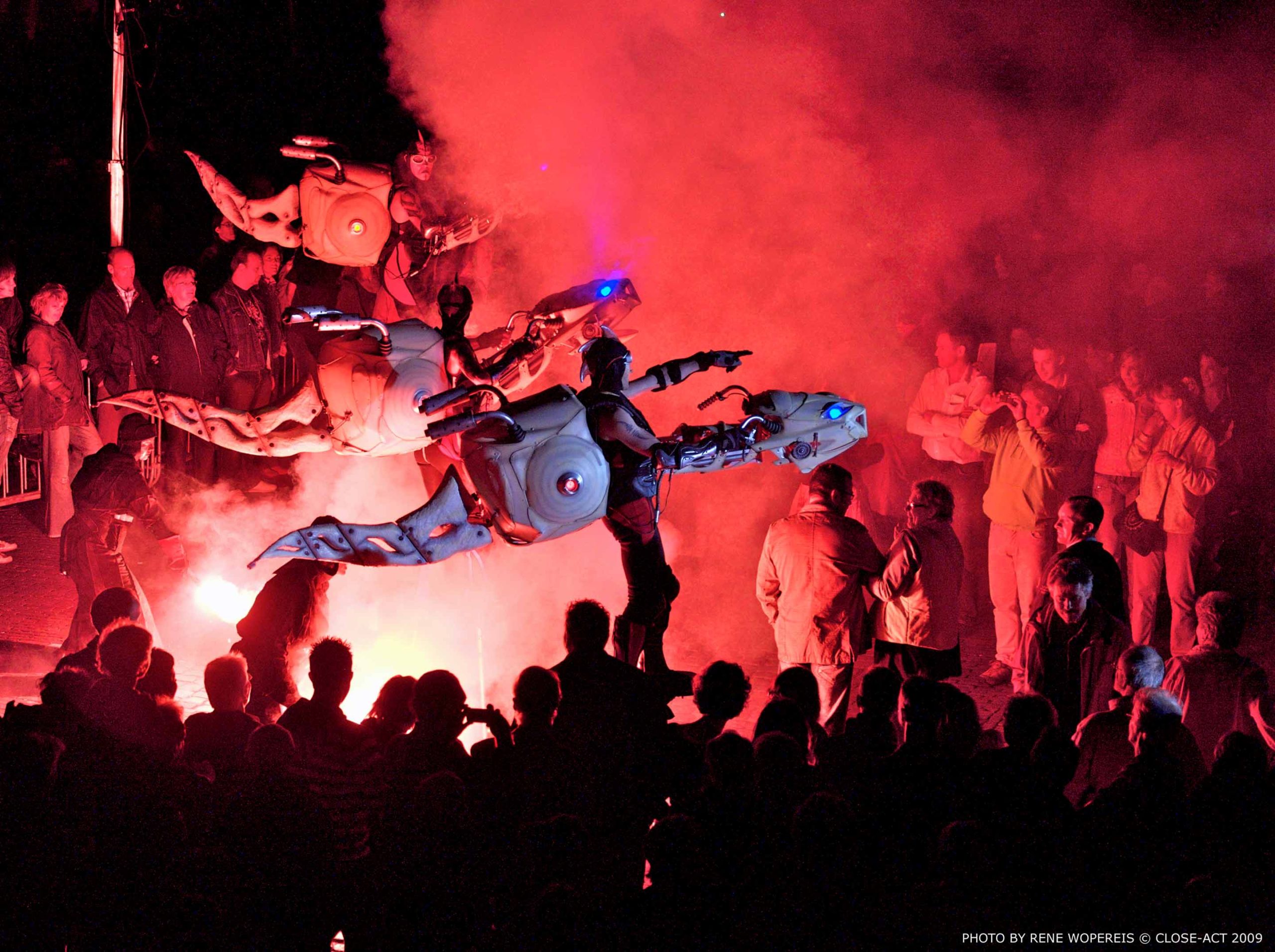 Close-Act Theatre makes street-theatre spectacles for festivals and events. With stilts, mobile objects and beautiful costumes we create an imaginary world for you to enjoy. Le théâtre Close-Act crée des spectacles de théâtre de rue pour les festivals et les événements. Avec des échasses, des objets mobiles et de beaux costumes, nous créons un monde imaginaire dont vous pourrez profiter. Close-Act Theatre hace espectáculos de teatro callejero para festivales y eventos. Con zancos, objetos móviles y hermosos trajes, creamos un mundo imaginario para que disfrutes.