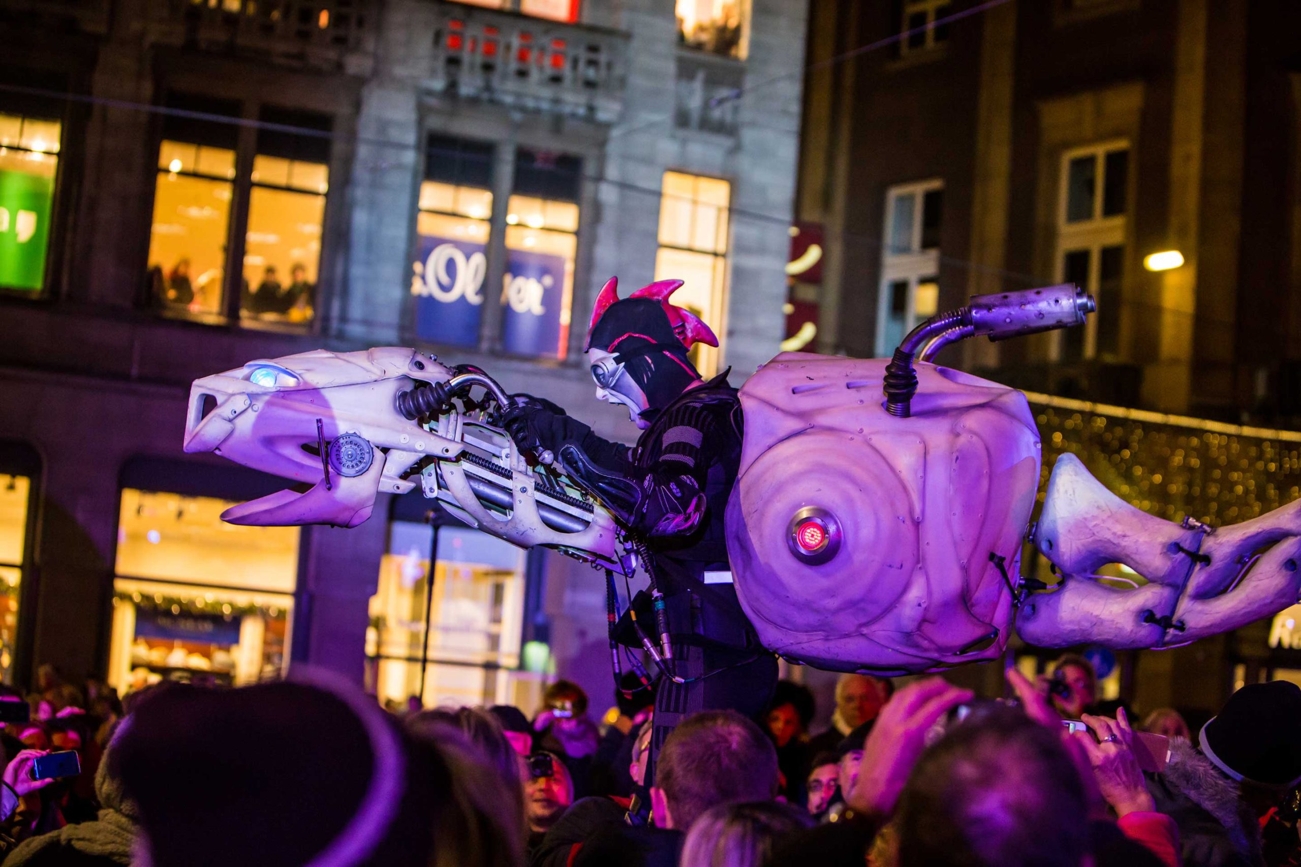 Close-Act Theatre makes street-theatre spectacles for festivals and events. With stilts, mobile objects and beautiful costumes we create an imaginary world for you to enjoy. Le théâtre Close-Act crée des spectacles de théâtre de rue pour les festivals et les événements. Avec des échasses, des objets mobiles et de beaux costumes, nous créons un monde imaginaire dont vous pourrez profiter. Close-Act Theatre hace espectáculos de teatro callejero para festivales y eventos. Con zancos, objetos móviles y hermosos trajes, creamos un mundo imaginario para que disfrutes.