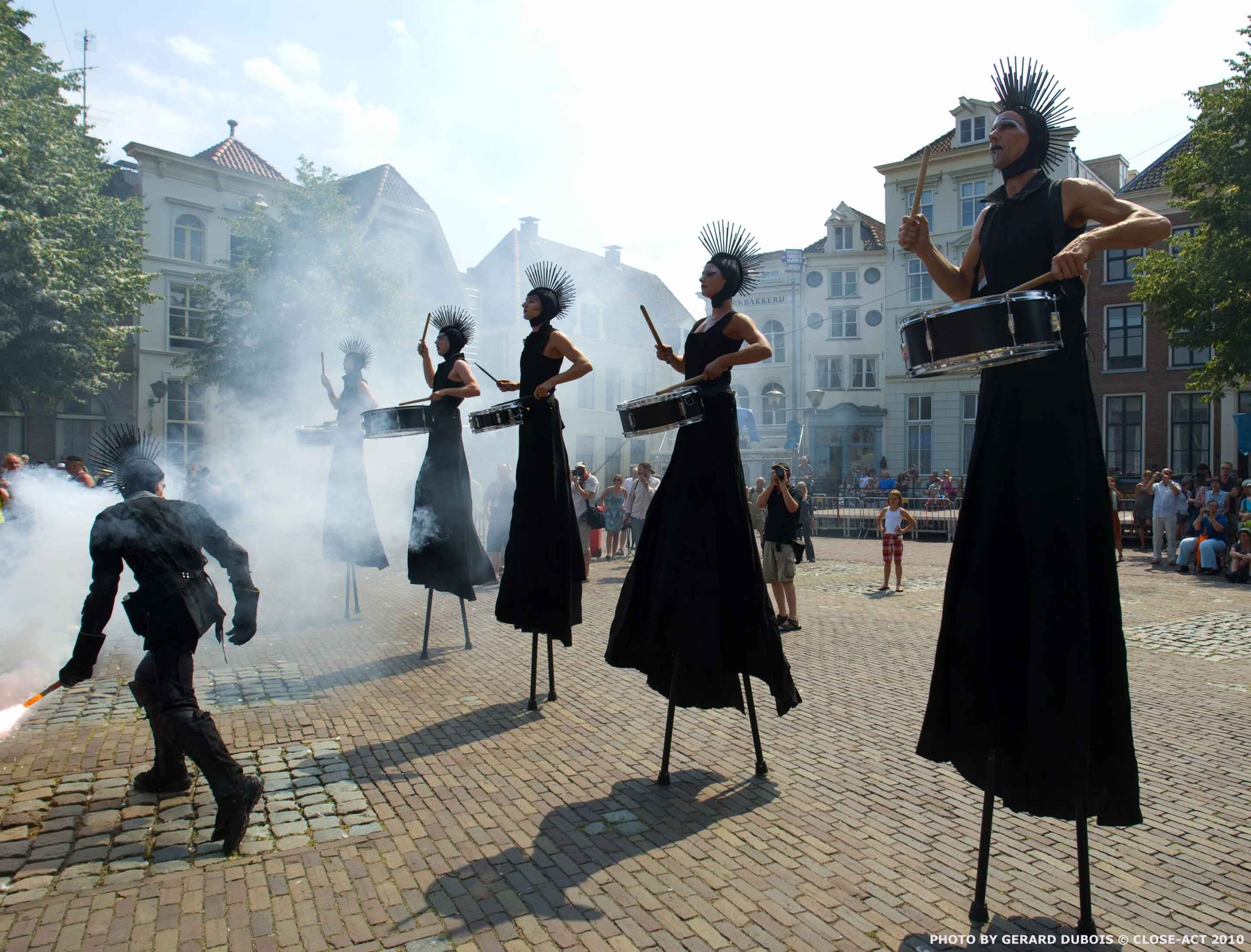 Close-Act Theatre makes street-theatre spectacles for festivals and events. With stilts, mobile objects and beautiful costumes we create an imaginary world for you to enjoy. Le théâtre Close-Act crée des spectacles de théâtre de rue pour les festivals et les événements. Avec des échasses, des objets mobiles et de beaux costumes, nous créons un monde imaginaire dont vous pourrez profiter. Close-Act Theatre hace espectáculos de teatro callejero para festivales y eventos. Con zancos, objetos móviles y hermosos trajes, creamos un mundo imaginario para que disfrutes.
