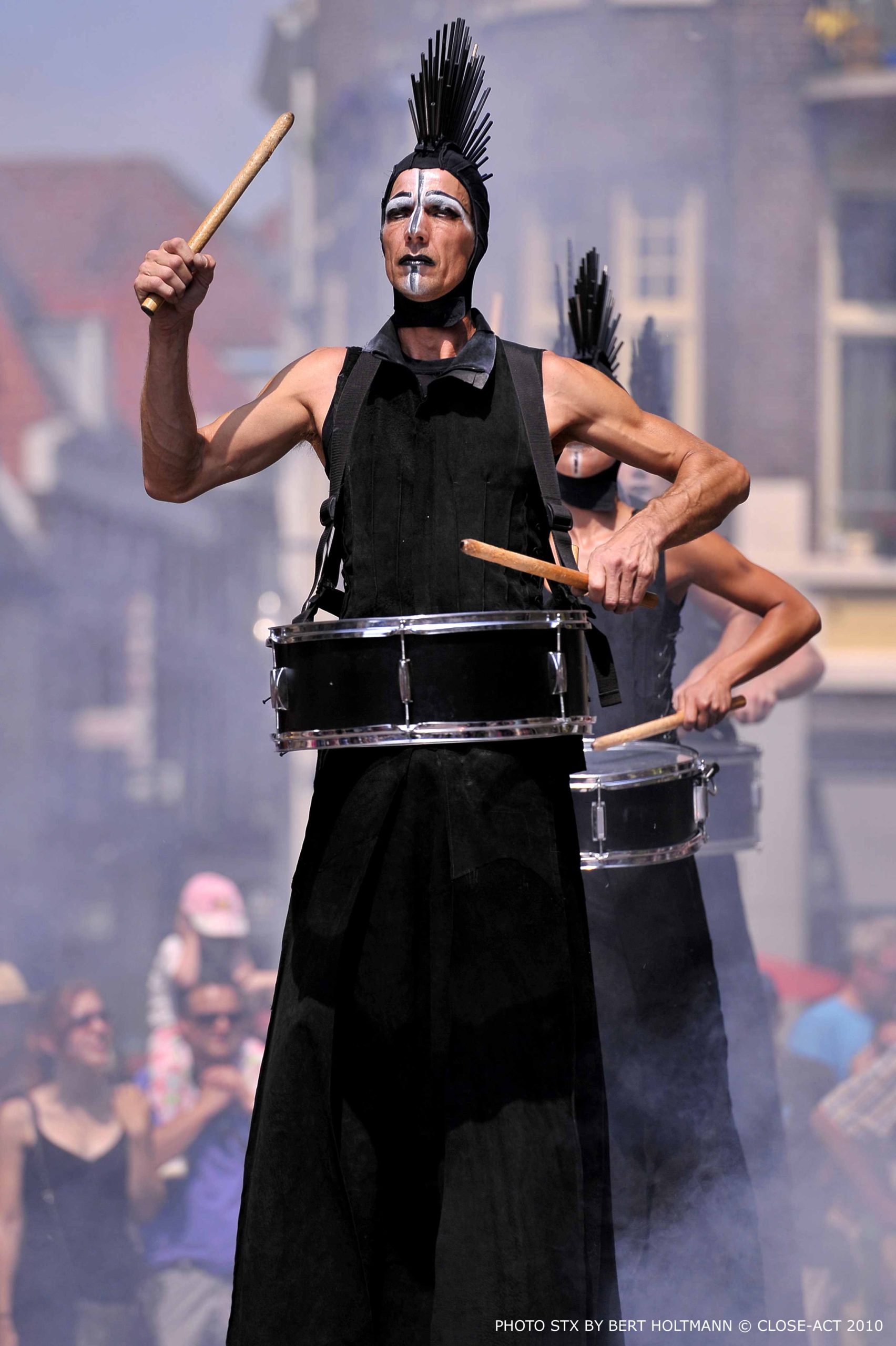 Close-Act Theatre makes street-theatre spectacles for festivals and events. With stilts, mobile objects and beautiful costumes we create an imaginary world for you to enjoy. Le théâtre Close-Act crée des spectacles de théâtre de rue pour les festivals et les événements. Avec des échasses, des objets mobiles et de beaux costumes, nous créons un monde imaginaire dont vous pourrez profiter. Close-Act Theatre hace espectáculos de teatro callejero para festivales y eventos. Con zancos, objetos móviles y hermosos trajes, creamos un mundo imaginario para que disfrutes.