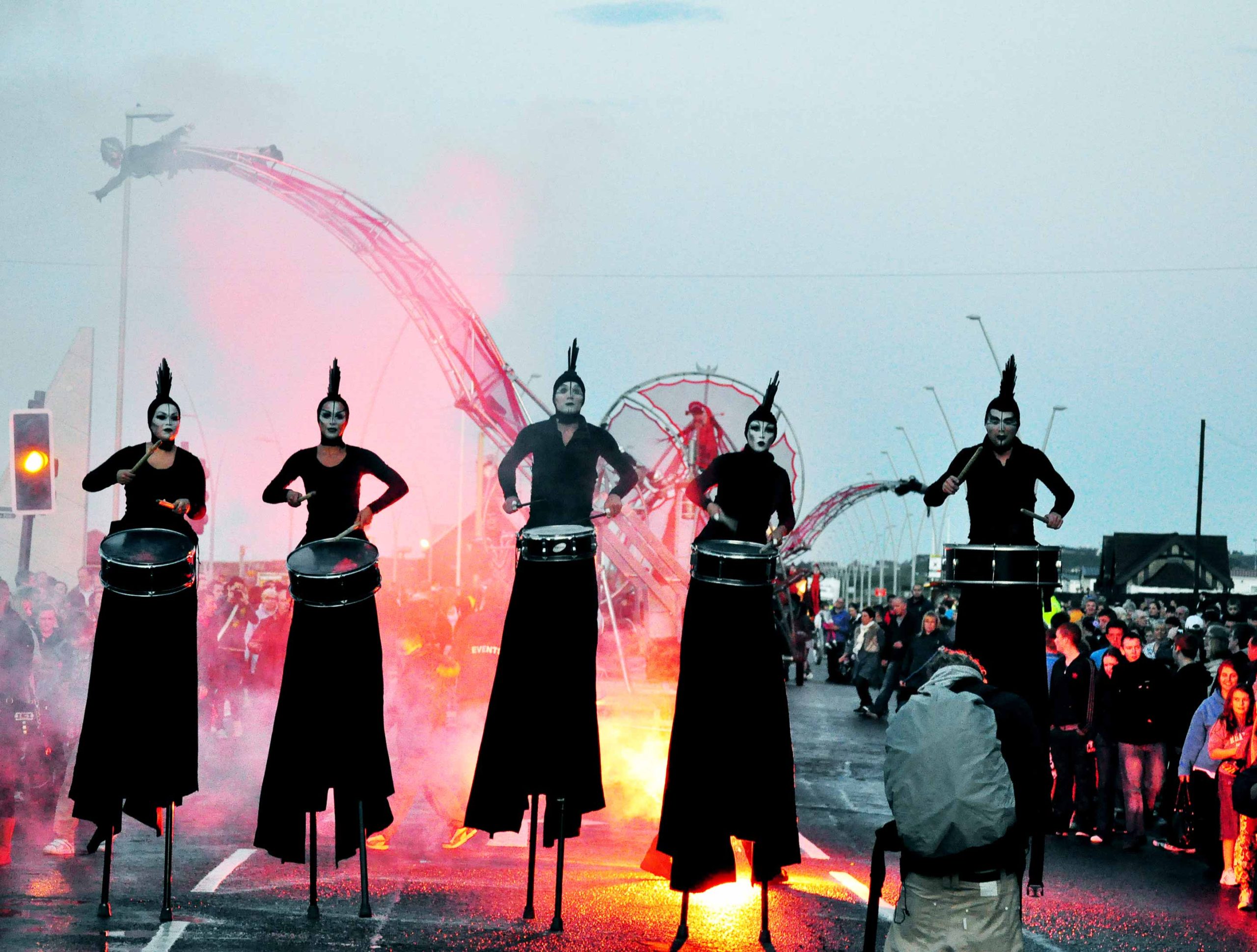 Close-Act Theatre makes street-theatre spectacles for festivals and events. With stilts, mobile objects and beautiful costumes we create an imaginary world for you to enjoy. Le théâtre Close-Act crée des spectacles de théâtre de rue pour les festivals et les événements. Avec des échasses, des objets mobiles et de beaux costumes, nous créons un monde imaginaire dont vous pourrez profiter. Close-Act Theatre hace espectáculos de teatro callejero para festivales y eventos. Con zancos, objetos móviles y hermosos trajes, creamos un mundo imaginario para que disfrutes.