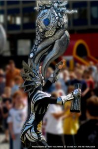 Close-Act Theatre makes street-theatre spectacles for festivals and events. With stilts, mobile objects and beautiful costumes we create an imaginary world for you to enjoy. Le théâtre Close-Act crée des spectacles de théâtre de rue pour les festivals et les événements. Avec des échasses, des objets mobiles et de beaux costumes, nous créons un monde imaginaire dont vous pourrez profiter. Close-Act Theatre hace espectáculos de teatro callejero para festivales y eventos. Con zancos, objetos móviles y hermosos trajes, creamos un mundo imaginario para que disfrutes.