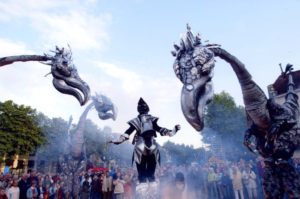 Close-Act Theatre makes street-theatre spectacles for festivals and events. With stilts, mobile objects and beautiful costumes we create an imaginary world for you to enjoy. Le théâtre Close-Act crée des spectacles de théâtre de rue pour les festivals et les événements. Avec des échasses, des objets mobiles et de beaux costumes, nous créons un monde imaginaire dont vous pourrez profiter. Close-Act Theatre hace espectáculos de teatro callejero para festivales y eventos. Con zancos, objetos móviles y hermosos trajes, creamos un mundo imaginario para que disfrutes.