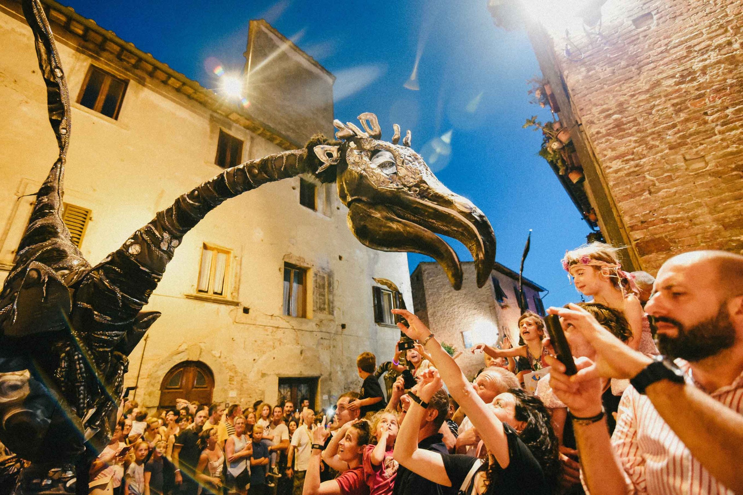 Close-Act Theatre makes street-theatre spectacles for festivals and events. With stilts, mobile objects and beautiful costumes we create an imaginary world for you to enjoy. Le théâtre Close-Act crée des spectacles de théâtre de rue pour les festivals et les événements. Avec des échasses, des objets mobiles et de beaux costumes, nous créons un monde imaginaire dont vous pourrez profiter. Close-Act Theatre hace espectáculos de teatro callejero para festivales y eventos. Con zancos, objetos móviles y hermosos trajes, creamos un mundo imaginario para que disfrutes.
