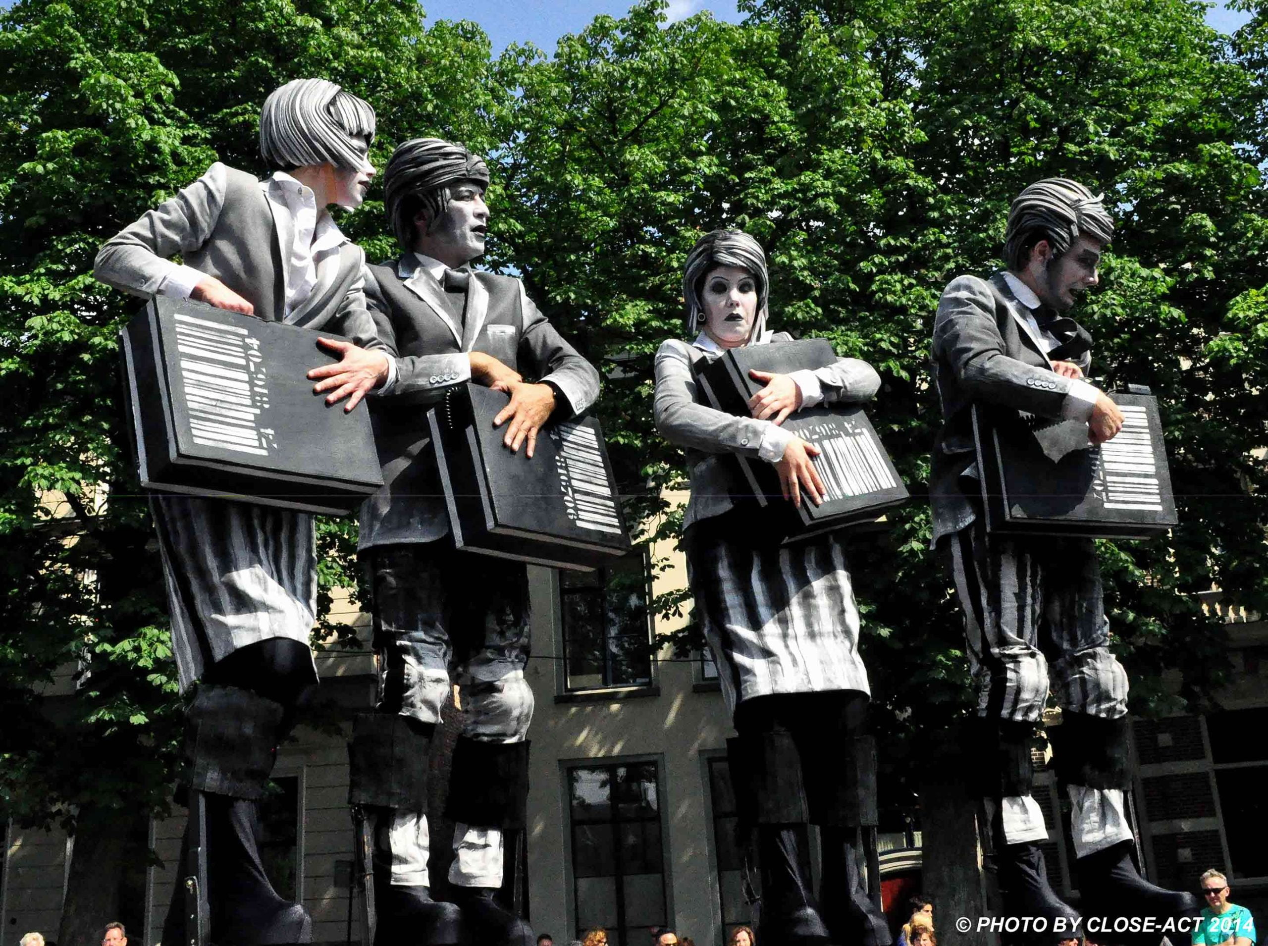 Close-Act Theatre makes street-theatre spectacles for festivals and events. With stilts, mobile objects and beautiful costumes we create an imaginary world for you to enjoy. Le théâtre Close-Act crée des spectacles de théâtre de rue pour les festivals et les événements. Avec des échasses, des objets mobiles et de beaux costumes, nous créons un monde imaginaire dont vous pourrez profiter. Close-Act Theatre hace espectáculos de teatro callejero para festivales y eventos. Con zancos, objetos móviles y hermosos trajes, creamos un mundo imaginario para que disfrutes.