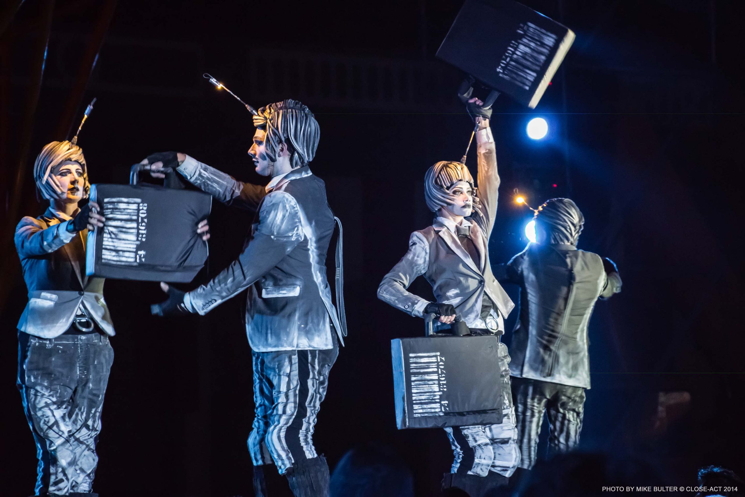 Close-Act Theatre makes street-theatre spectacles for festivals and events. With stilts, mobile objects and beautiful costumes we create an imaginary world for you to enjoy. Le théâtre Close-Act crée des spectacles de théâtre de rue pour les festivals et les événements. Avec des échasses, des objets mobiles et de beaux costumes, nous créons un monde imaginaire dont vous pourrez profiter. Close-Act Theatre hace espectáculos de teatro callejero para festivales y eventos. Con zancos, objetos móviles y hermosos trajes, creamos un mundo imaginario para que disfrutes.