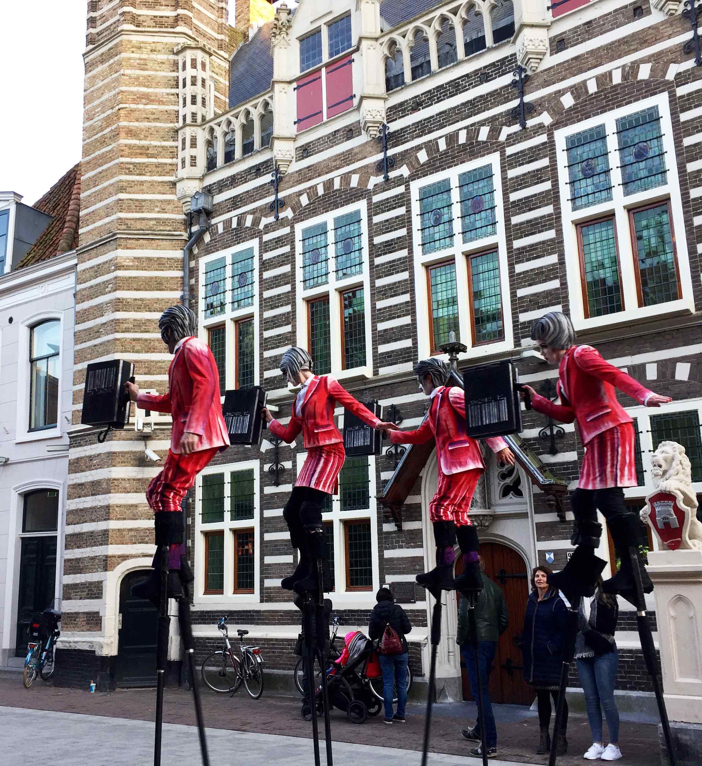 Close-Act Theatre makes street-theatre spectacles for festivals and events. With stilts, mobile objects and beautiful costumes we create an imaginary world for you to enjoy. Le théâtre Close-Act crée des spectacles de théâtre de rue pour les festivals et les événements. Avec des échasses, des objets mobiles et de beaux costumes, nous créons un monde imaginaire dont vous pourrez profiter. Close-Act Theatre hace espectáculos de teatro callejero para festivales y eventos. Con zancos, objetos móviles y hermosos trajes, creamos un mundo imaginario para que disfrutes.