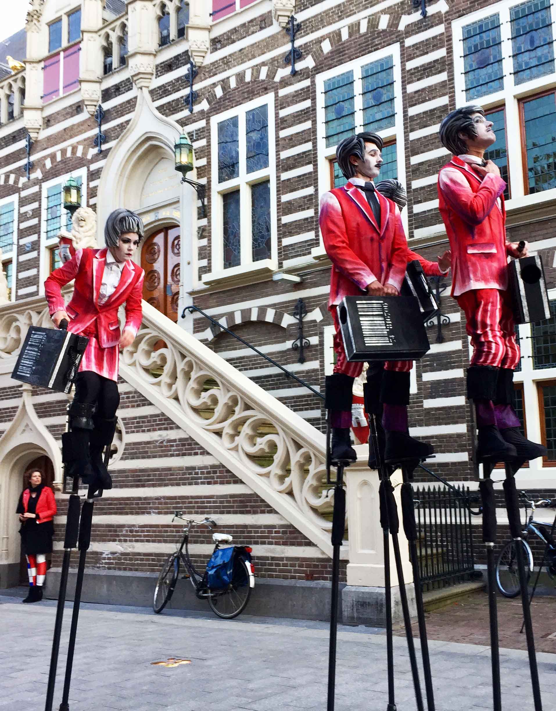 Close-Act Theatre makes street-theatre spectacles for festivals and events. With stilts, mobile objects and beautiful costumes we create an imaginary world for you to enjoy. Le théâtre Close-Act crée des spectacles de théâtre de rue pour les festivals et les événements. Avec des échasses, des objets mobiles et de beaux costumes, nous créons un monde imaginaire dont vous pourrez profiter. Close-Act Theatre hace espectáculos de teatro callejero para festivales y eventos. Con zancos, objetos móviles y hermosos trajes, creamos un mundo imaginario para que disfrutes.