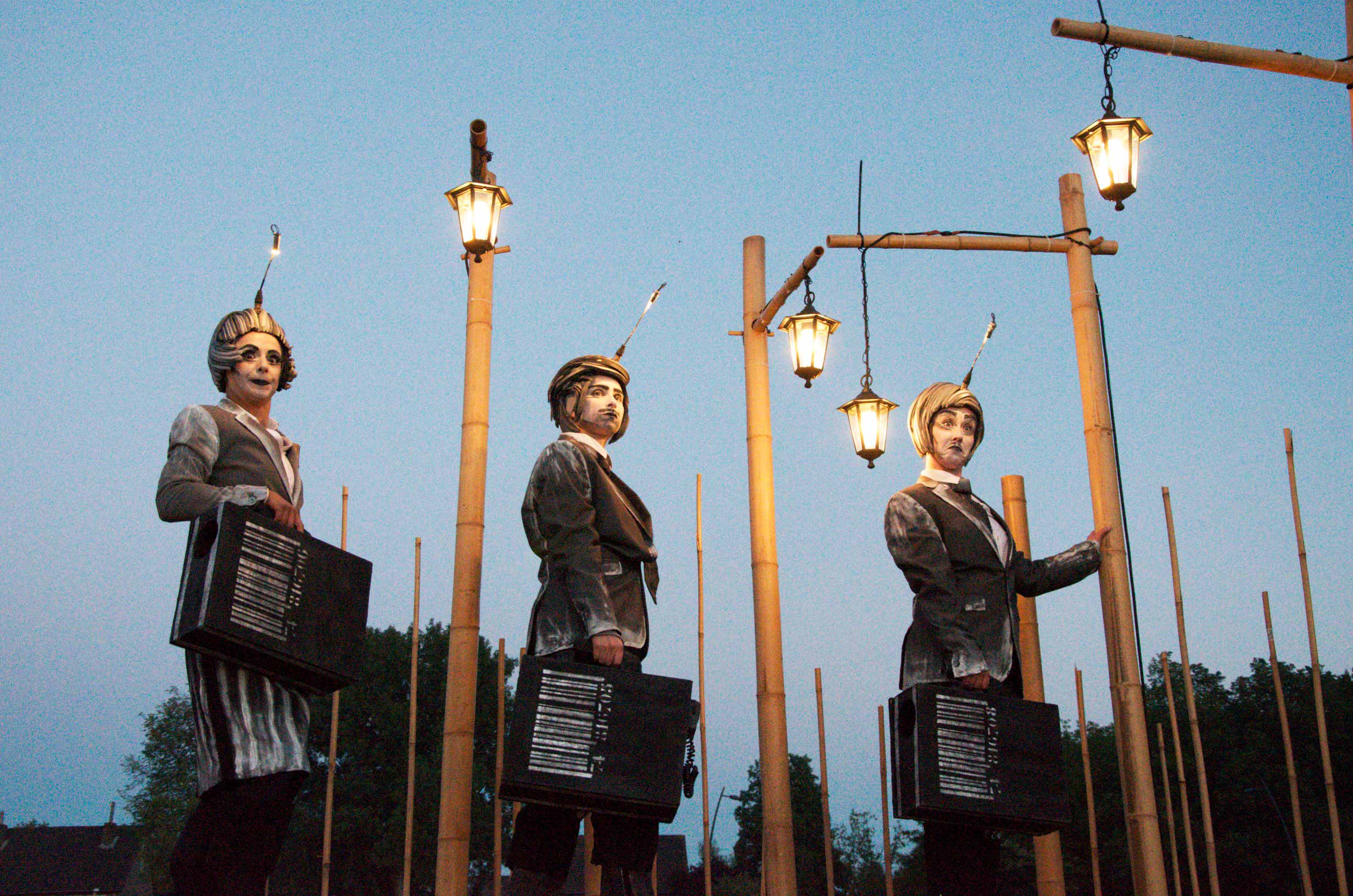 Close-Act Theatre makes street-theatre spectacles for festivals and events. With stilts, mobile objects and beautiful costumes we create an imaginary world for you to enjoy. Le théâtre Close-Act crée des spectacles de théâtre de rue pour les festivals et les événements. Avec des échasses, des objets mobiles et de beaux costumes, nous créons un monde imaginaire dont vous pourrez profiter. Close-Act Theatre hace espectáculos de teatro callejero para festivales y eventos. Con zancos, objetos móviles y hermosos trajes, creamos un mundo imaginario para que disfrutes.